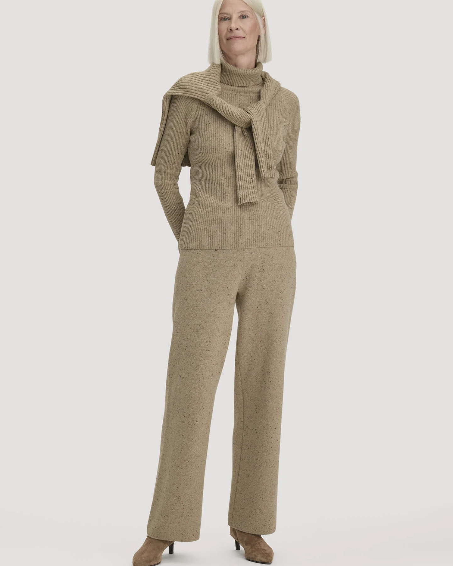 hessnatur Damen Strick Rollkragenpullover Slim aus Bio-Baumwolle mit recycelter Wolle - beige - Größe XS – Ansicht 2