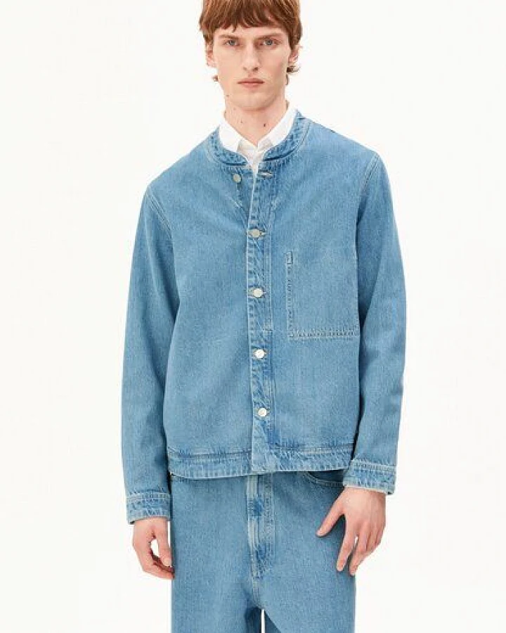 Produktseite: ARMEDANGELS COLLARLESS Herren Jeansjacke aus TENCEL Lyocell Mix