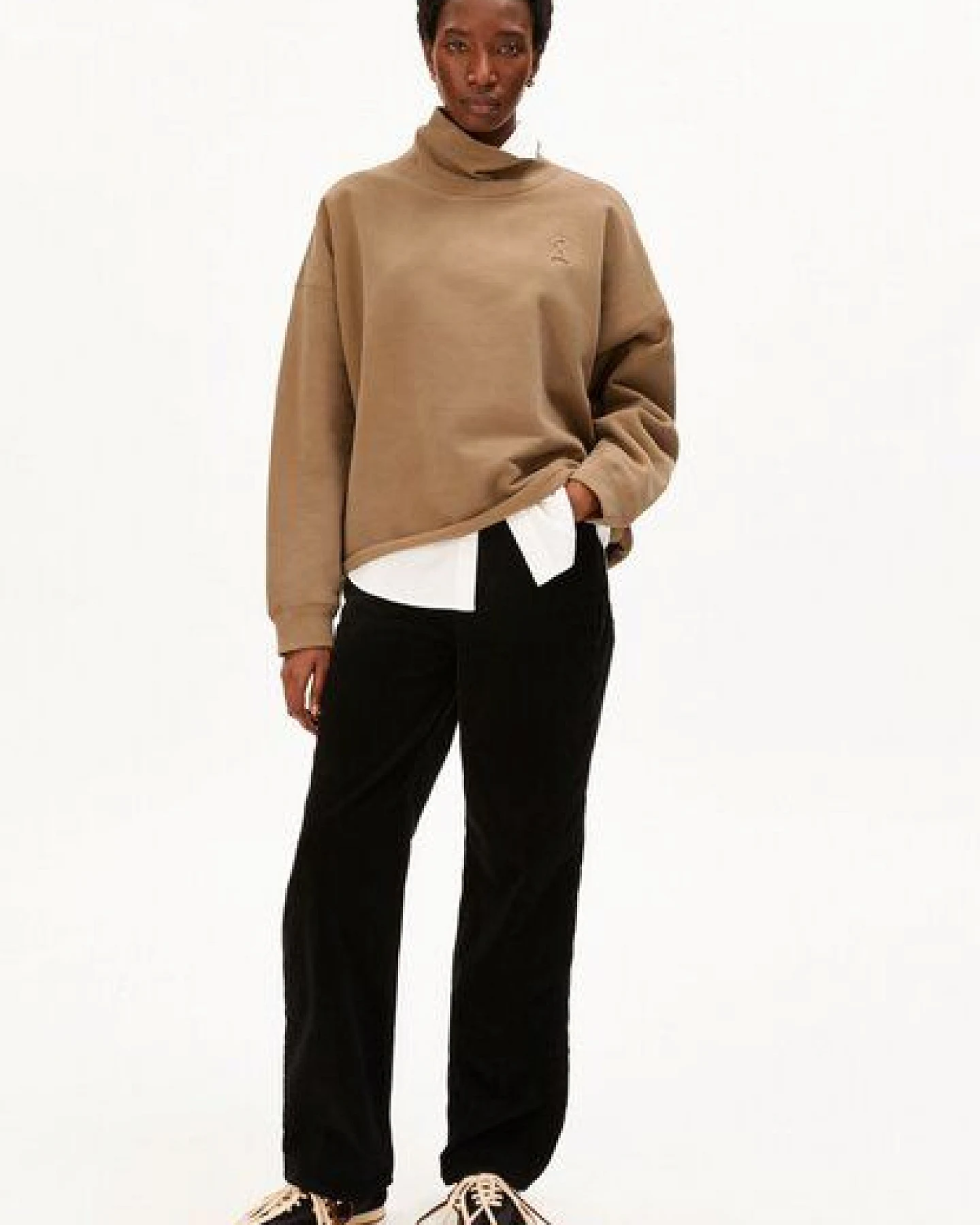 ARMEDANGELS ICONIC Å OPEN EDGE FUNNELNECK Damen Sweatshirt aus 100% Bio-Baumwolle – Ansicht 4