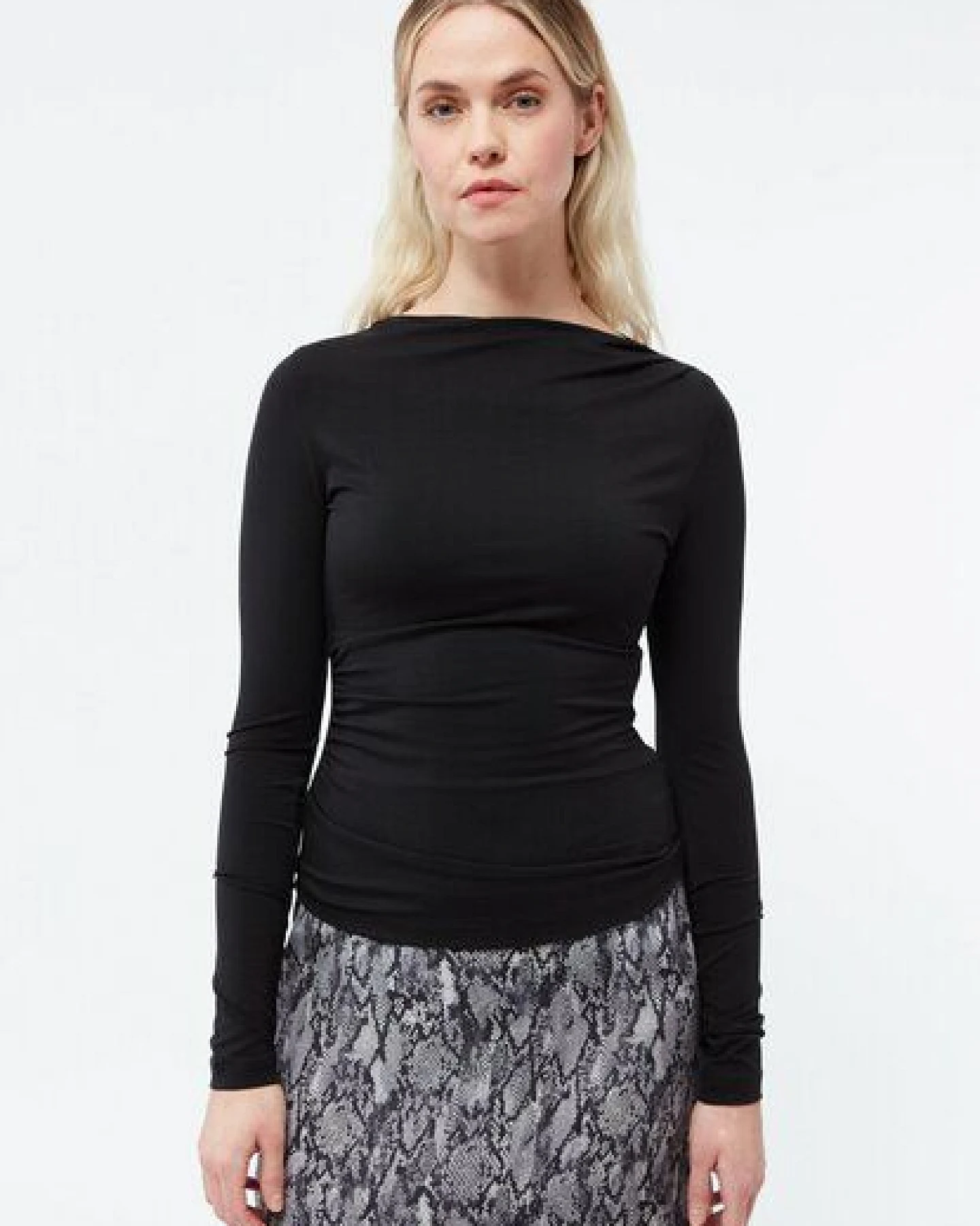 Givn Berlin Asymetrisches Longsleeve GBRONJA aus TENCEL – Ansicht 2