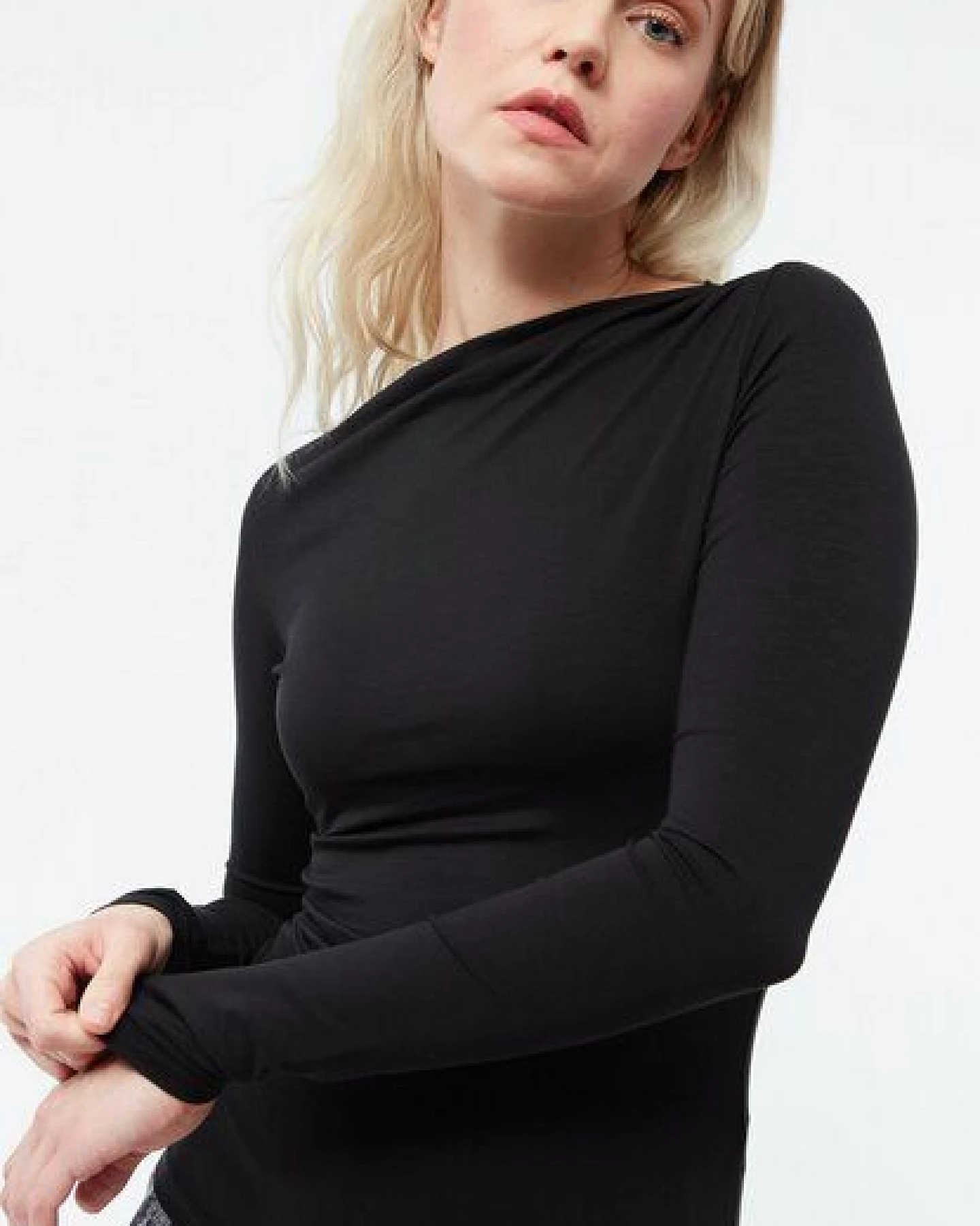 Givn Berlin Asymetrisches Longsleeve GBRONJA aus TENCEL – Ansicht 4
