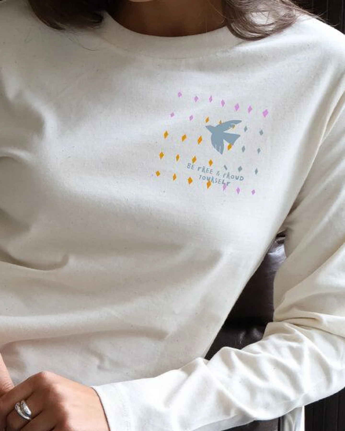 Kultgut Softes Langarmshirt Biobaumwolle/ BE FREE & PROUD YOURSELF – Ansicht 2