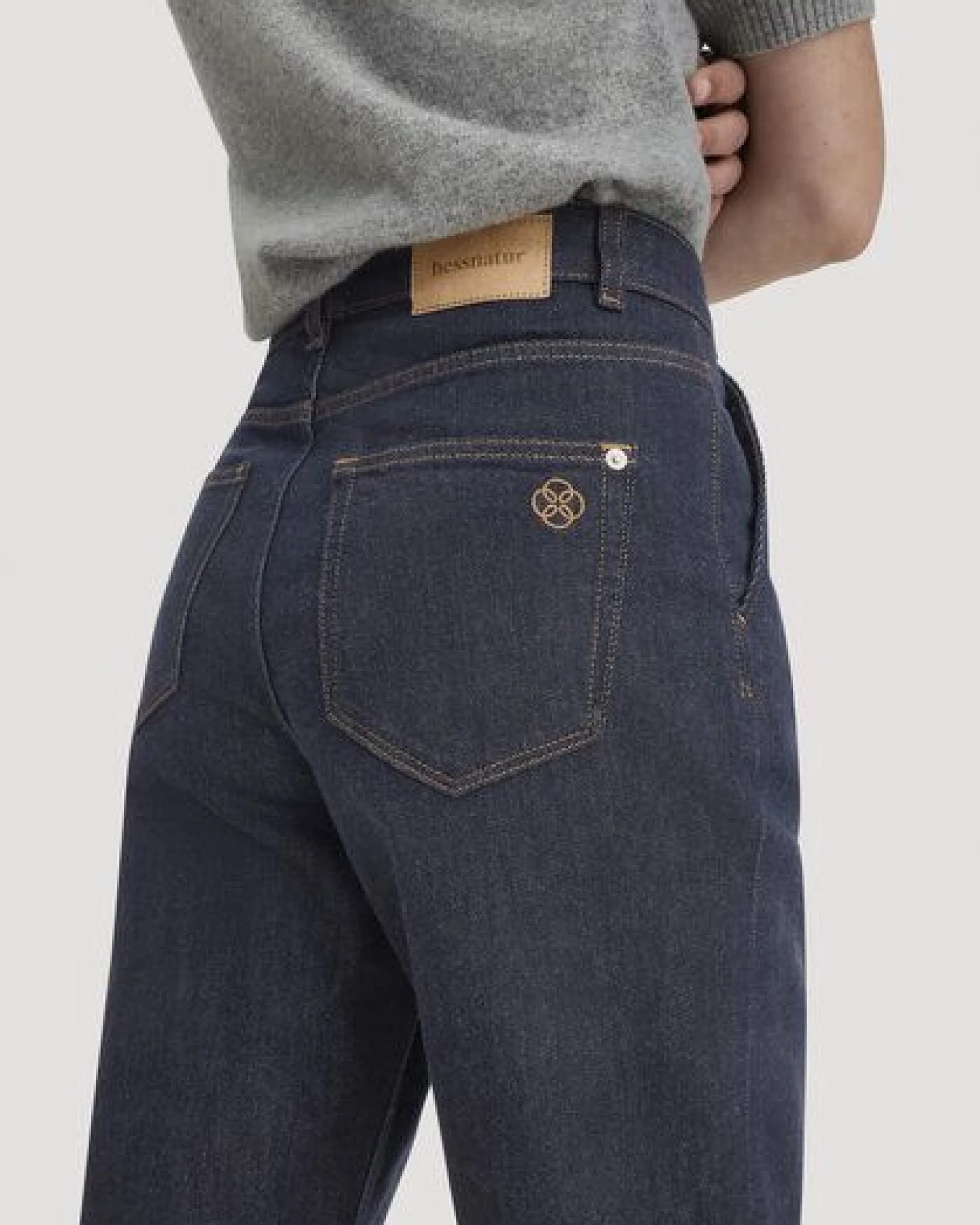 hessnatur Jeans mit Pleats Tapered Fit aus Bio-Baumwolle – Ansicht 2