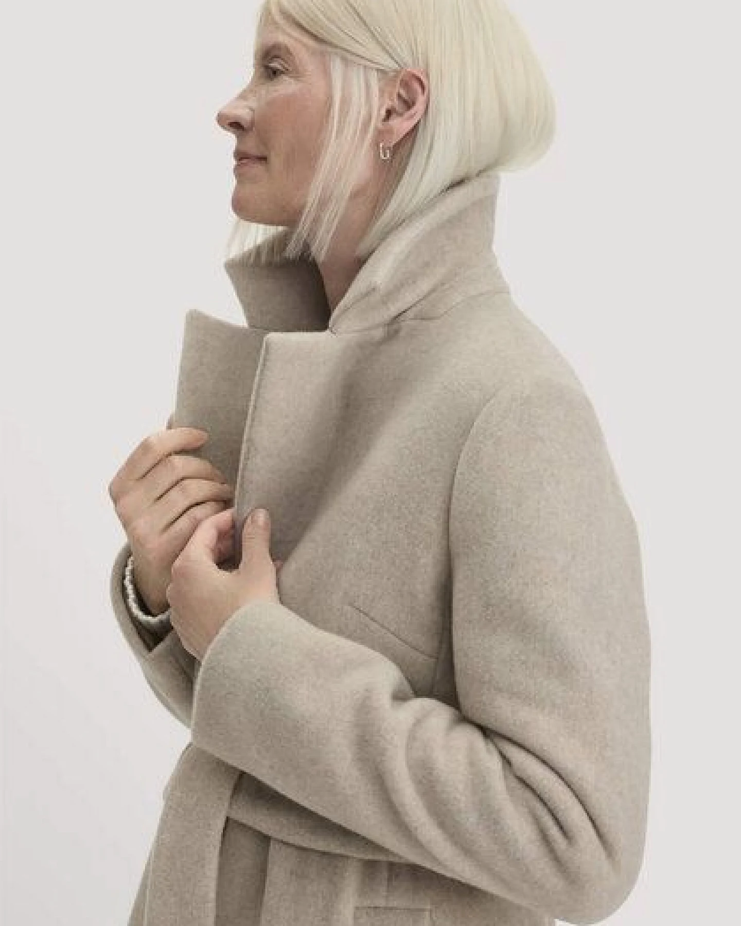 hessnatur Wollmantel mit Revers Regular aus recycelter Wolle – Ansicht 2