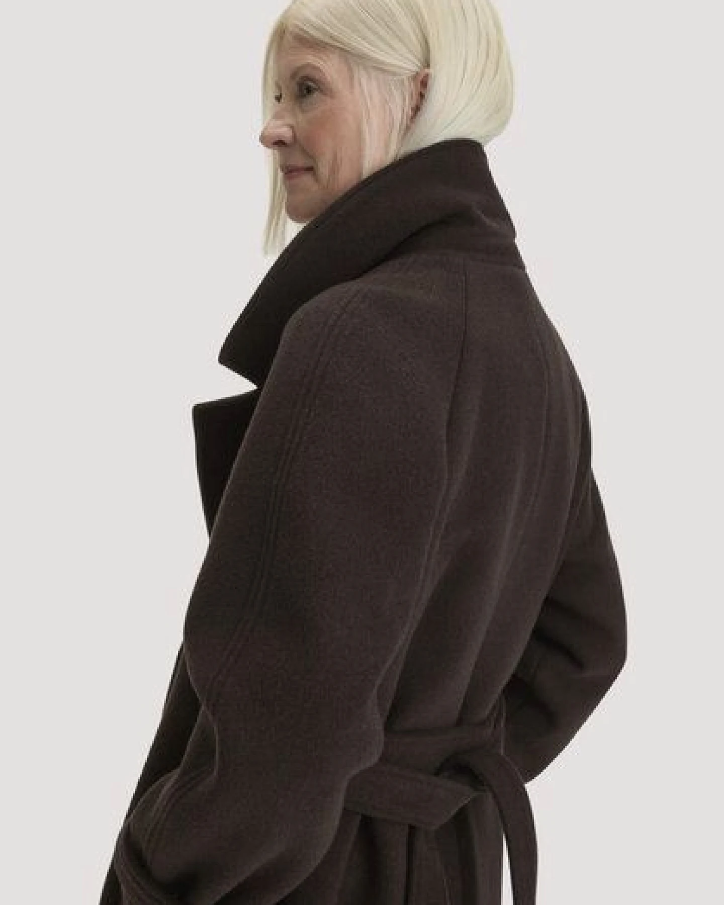 hessnatur Wollmantel mit Revers Relaxed aus recycelter Wolle – Ansicht 2