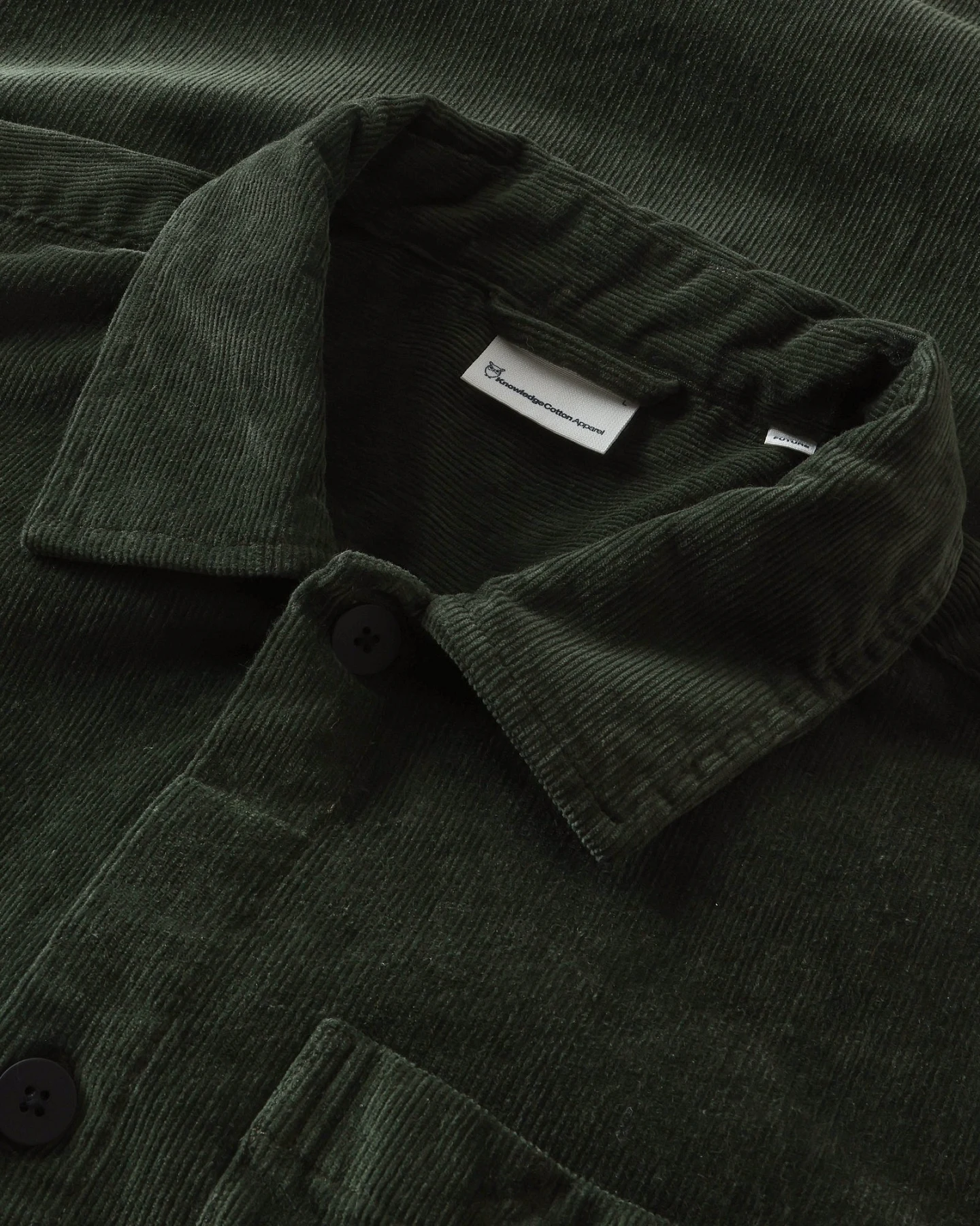 KnowledgeCotton Apparel Herren vegan Overshirt Locker Geschnitten Cord Forest Night Nachtgrün – Ansicht 2