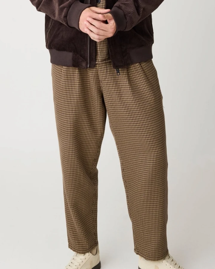 KnowledgeCotton Apparel Herren vegan Hose Ozone Relaxed Hahnentrittmuster Dunkelbraun Kariert