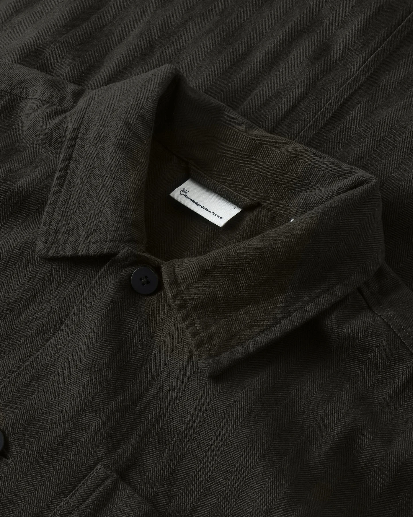 KnowledgeCotton Apparel Herren vegan Overshirt Herringbone Forest Nachtgrün – Ansicht 2