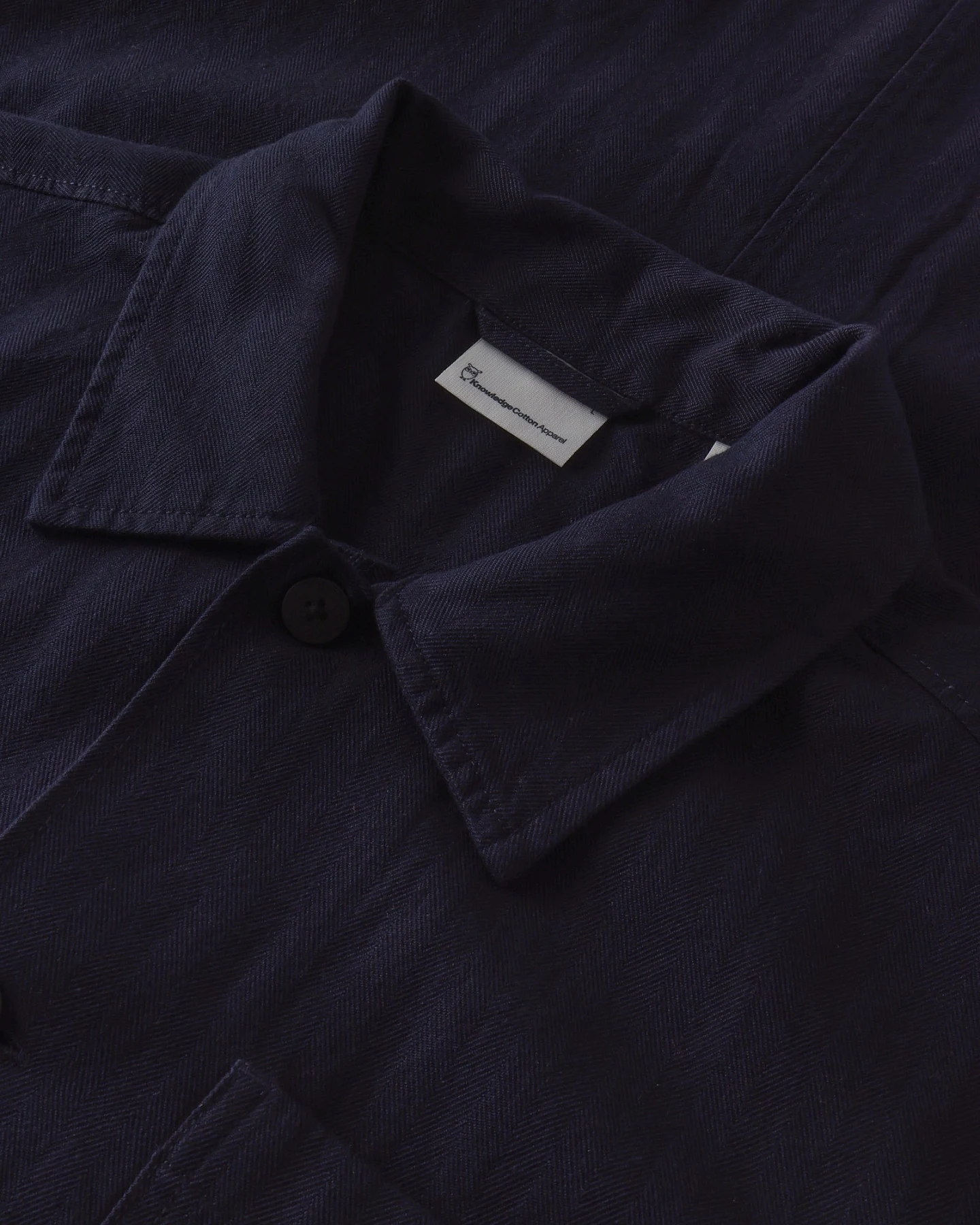 KnowledgeCotton Apparel Herren vegan Overshirt Mit Fischgrätenmuster Night Sky Blau – Ansicht 2