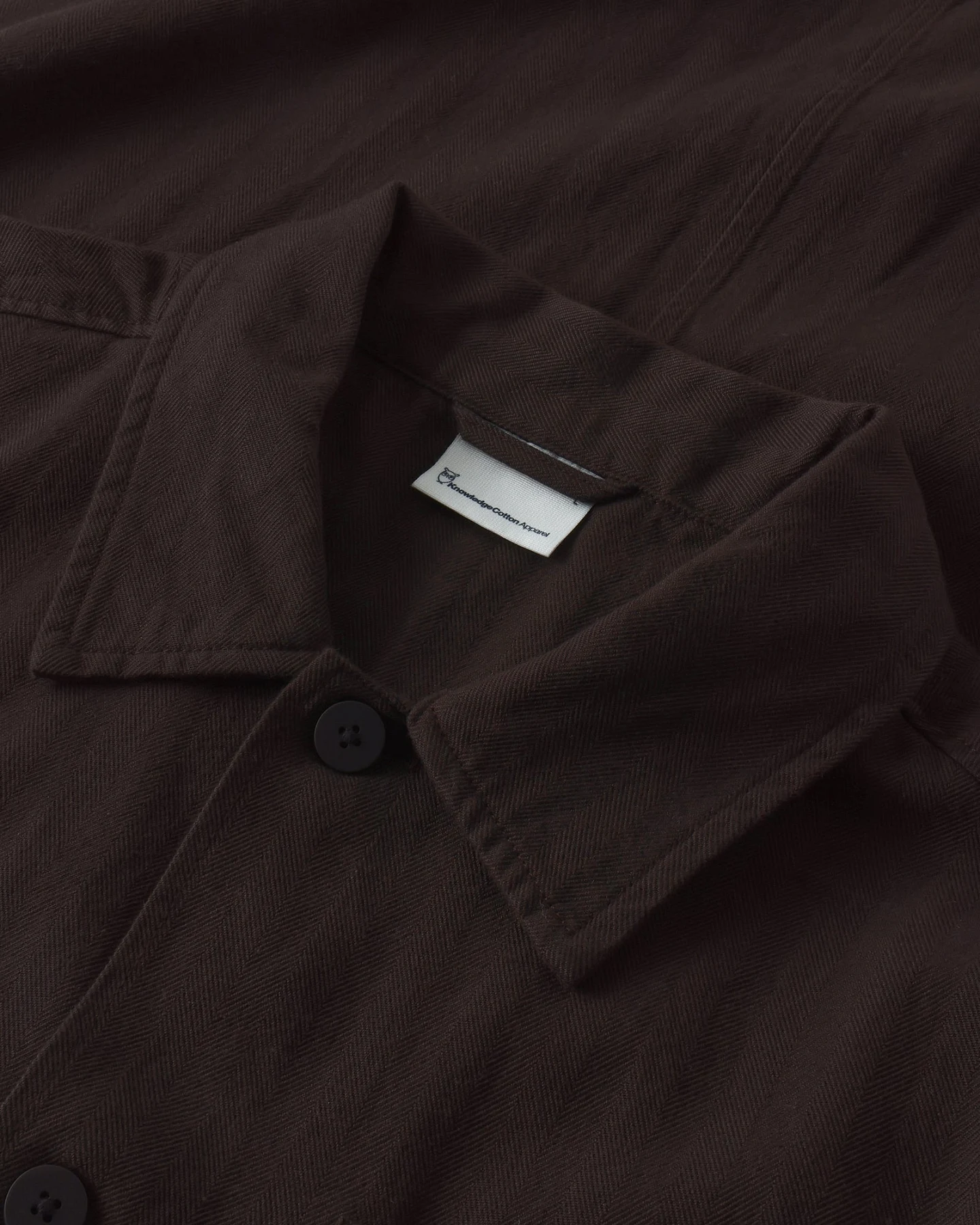 KnowledgeCotton Apparel Herren vegan Overshirt Herringbone Chocolate Torte Braun – Ansicht 2