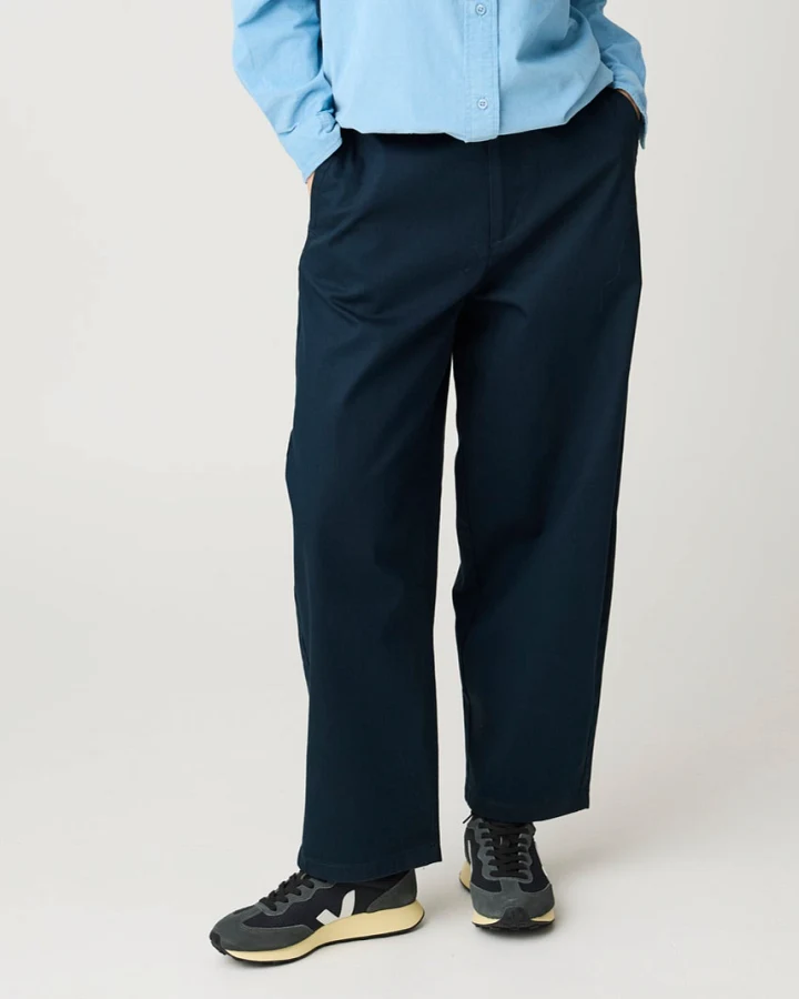 KnowledgeCotton Apparel Damen vegan Hose Bloom Barrel Pique Total Eclipse Blau