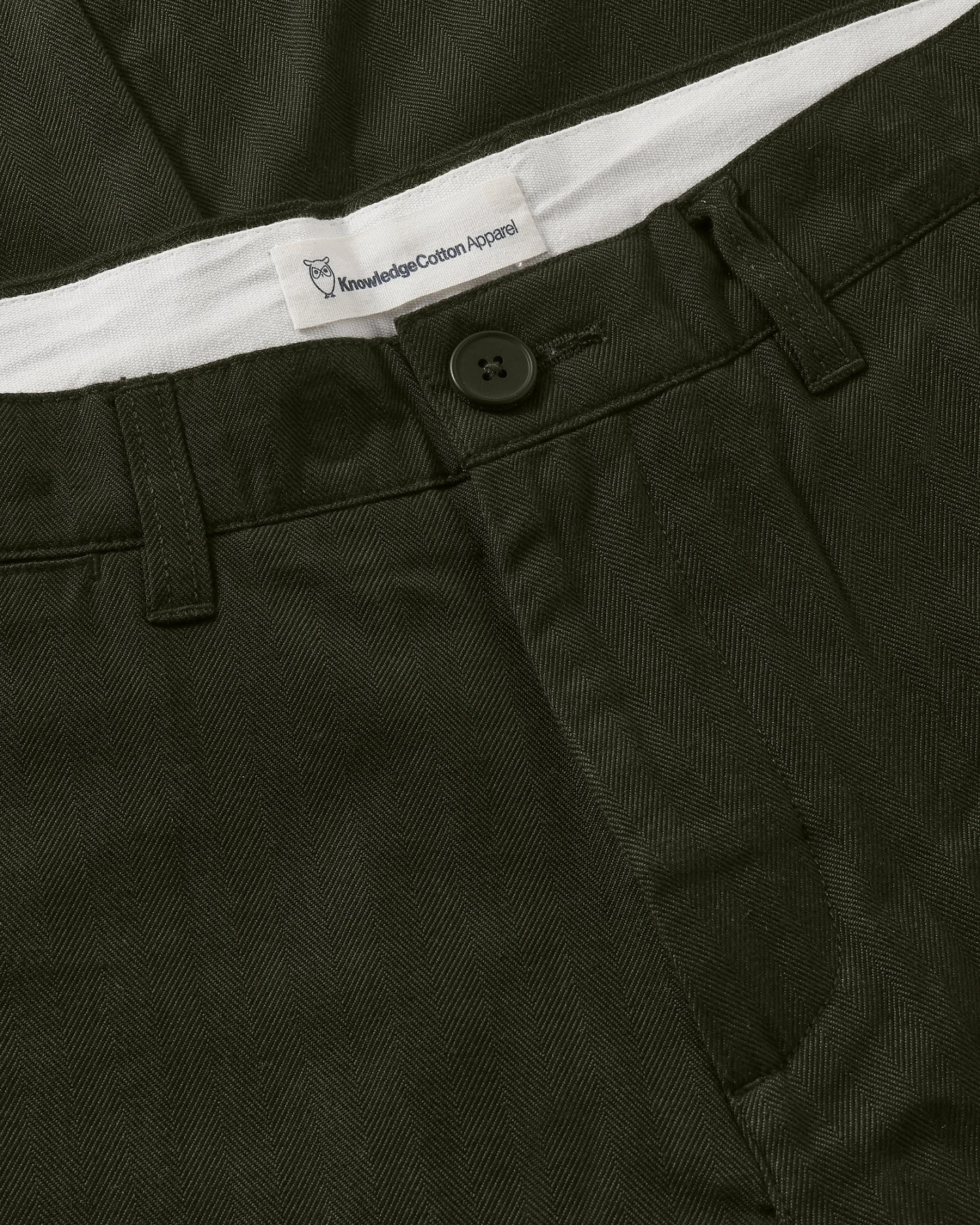 KnowledgeCotton Apparel Herren vegan Hose Chuck Regular Herringbone Forest Nachtgrün – Ansicht 2