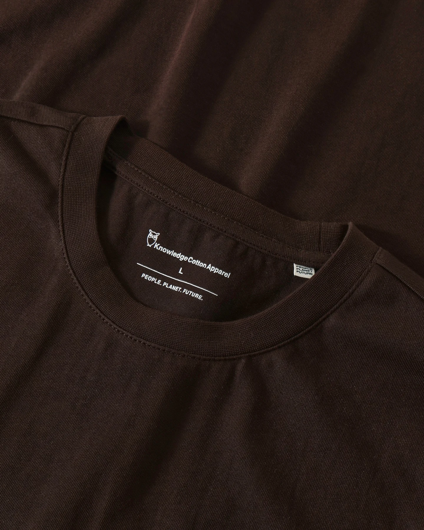 KnowledgeCotton Apparel Herren vegan T-Shirt Brustbestickung Chocolate Torte Braun – Ansicht 2