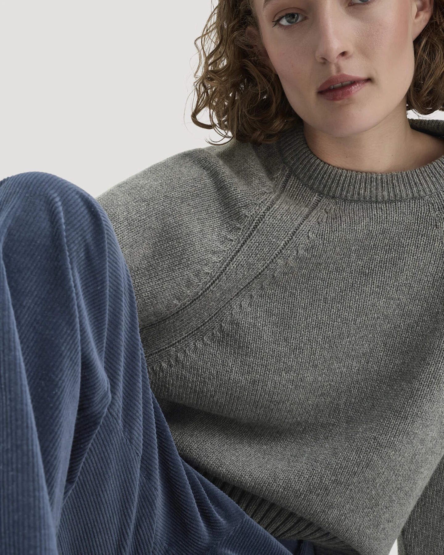 hessnatur Damen Strick Pullover Relaxed aus Wolle mit Bio-Baumwolle - grau - Größe M – Ansicht 4