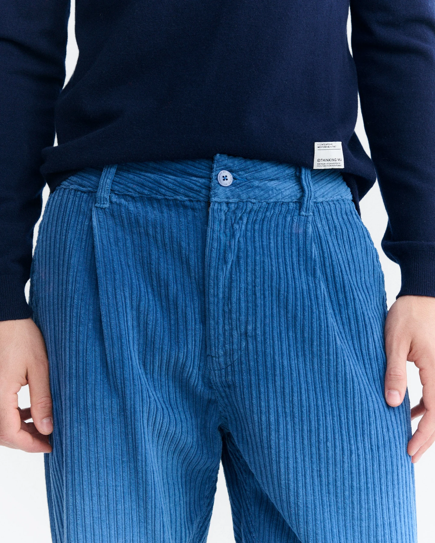 Thinking MU Herren vegan Hose Wotan Locker Sitzend Mit Falten Cord Blau – Ansicht 2