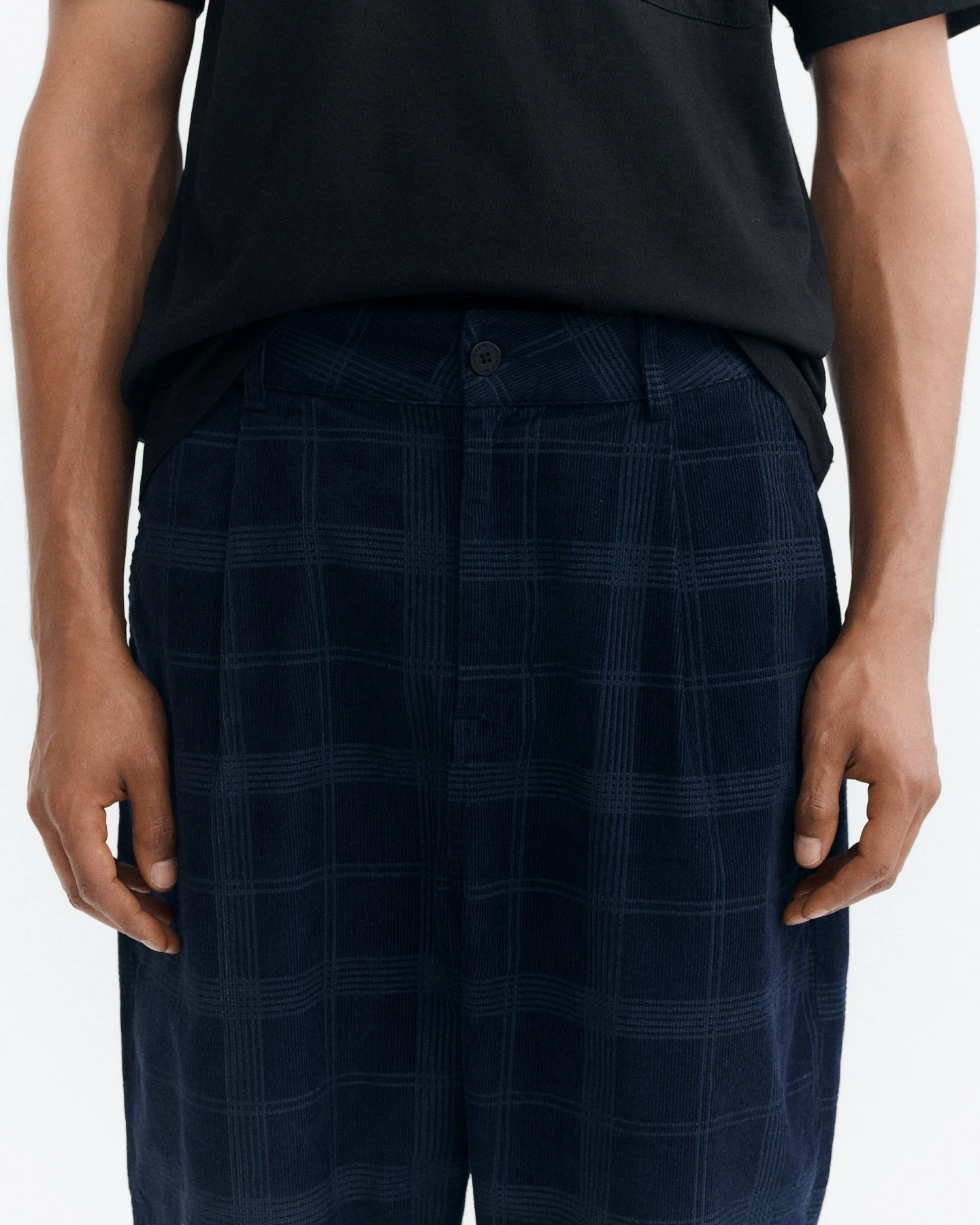 Thinking MU Herren vegan Hose Friend Carrot Fit Check Aus Micro Cord Blau – Ansicht 2