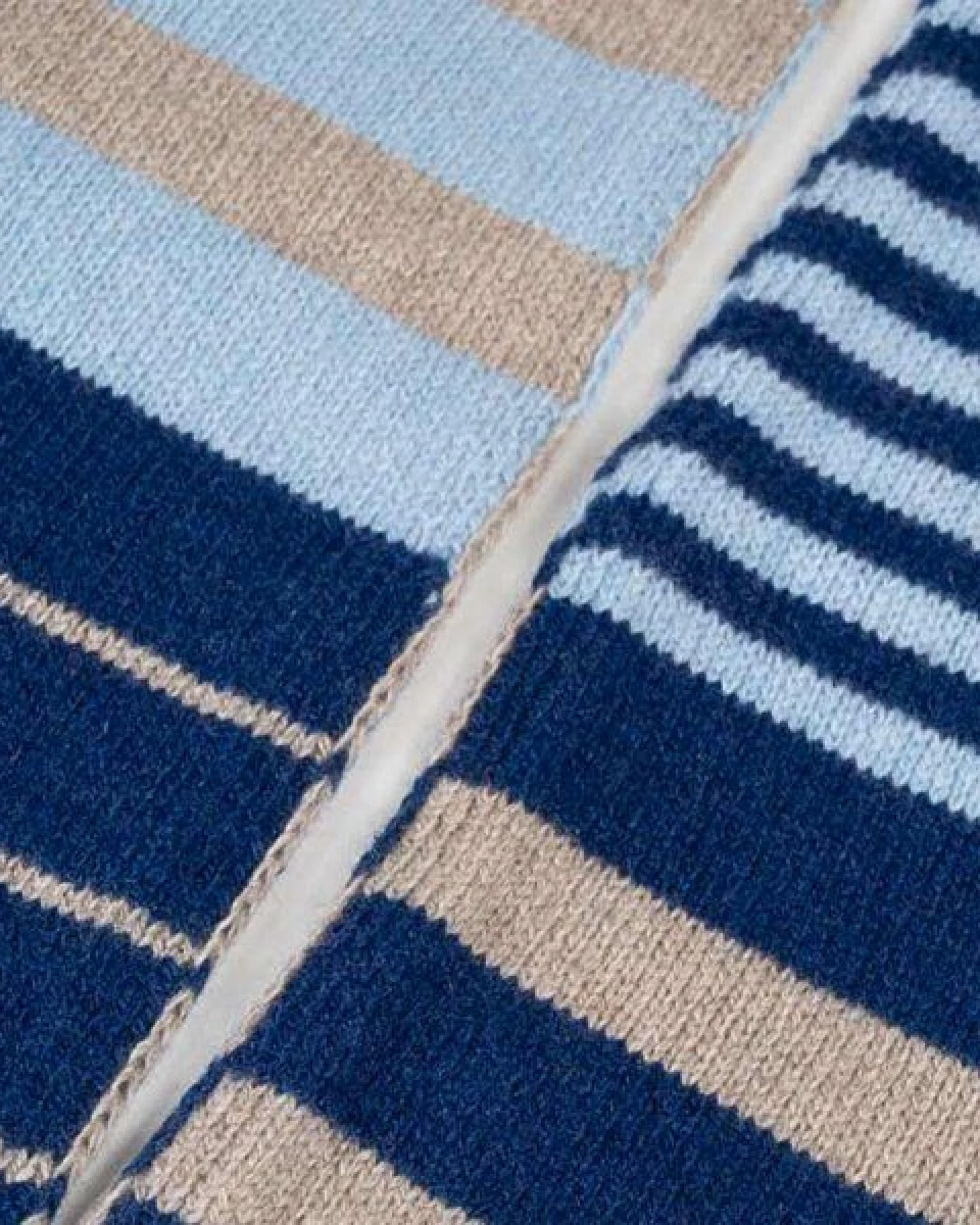 Rifò - Circular Fashion Made in Italy Schmaler Streifenschal Rino aus recycelter Kaschmirwolle – Ansicht 3
