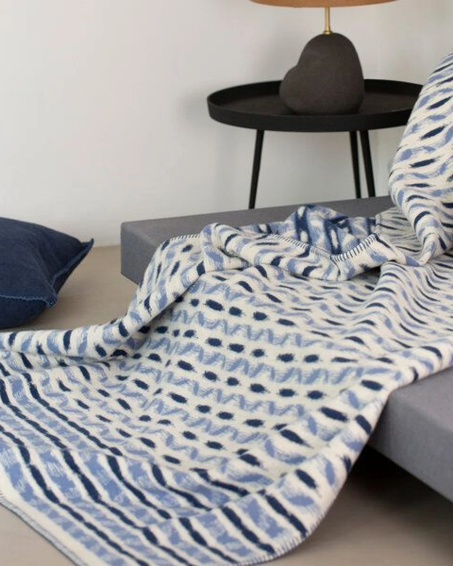 David Fussenegger Kuscheldecke Ikat aus Biobaumwolle – Ansicht 3