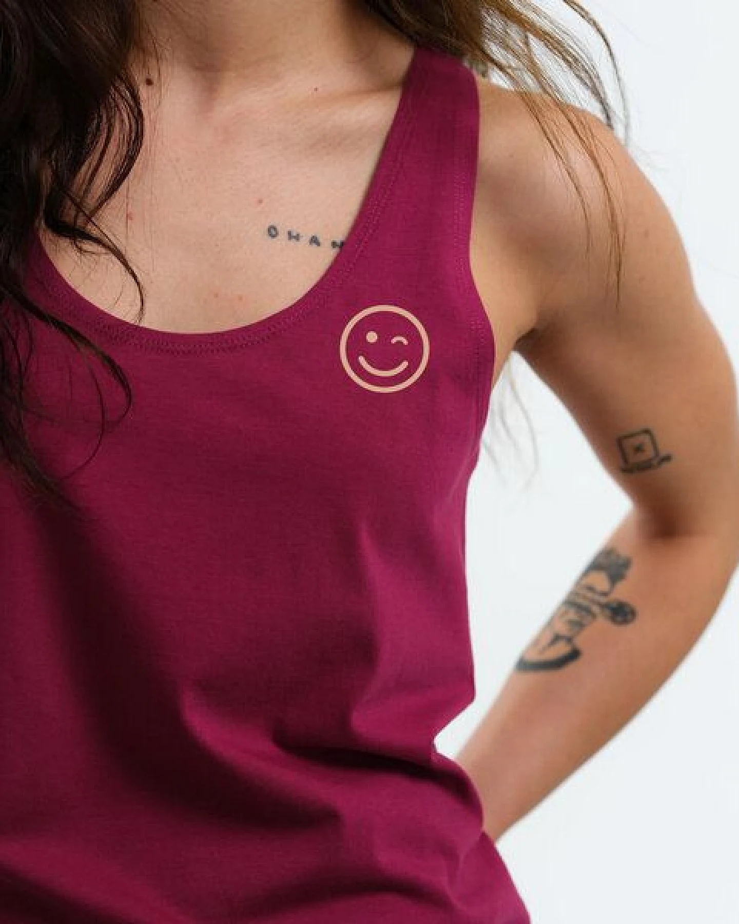 GARY MASH Top Victoria Zwinker-Smiley aus Biobaumwolle – Ansicht 3