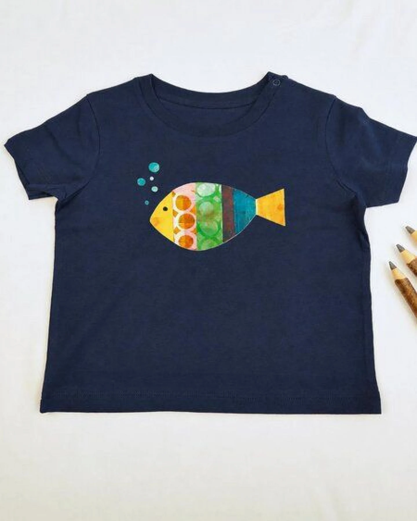MELAdi Kinder Baby-Shirt aus Biobaumwolle - Fisch auf Navy Blue Kopie – Ansicht 3