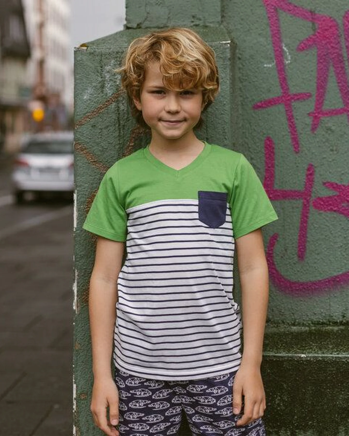 Sense Organics & friends in cooperation with GARY MASH Kinder T-Shirt V-Ausschnitt aus Bio-Baumwolle – Ansicht 3