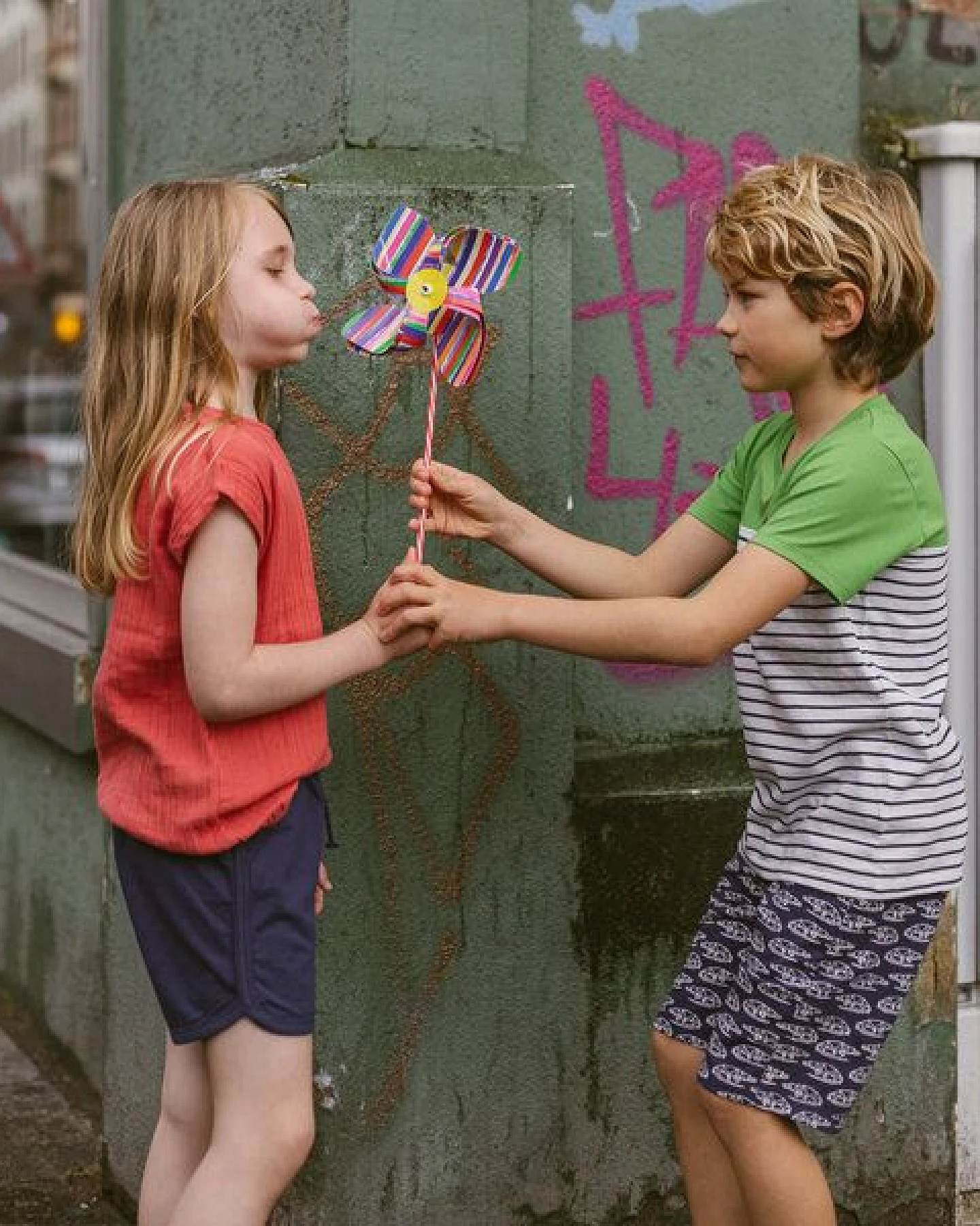 Sense Organics & friends in cooperation with GARY MASH Kinder Shorts mit Origami Print aus Bio-Baumwolle – Ansicht 2