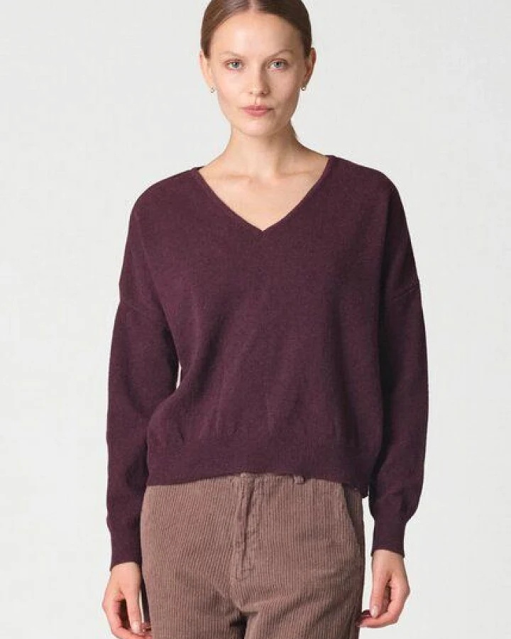 Klitmøller Collective Merino-Pullover mit V-Ausschnitt Modell: Vanessa
