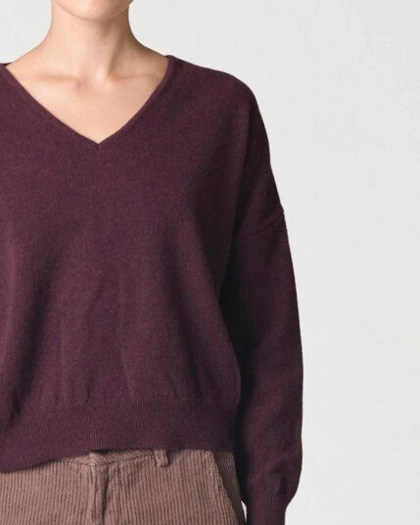 Klitmøller Collective Merino-Pullover mit V-Ausschnitt Modell: Vanessa – Ansicht 2