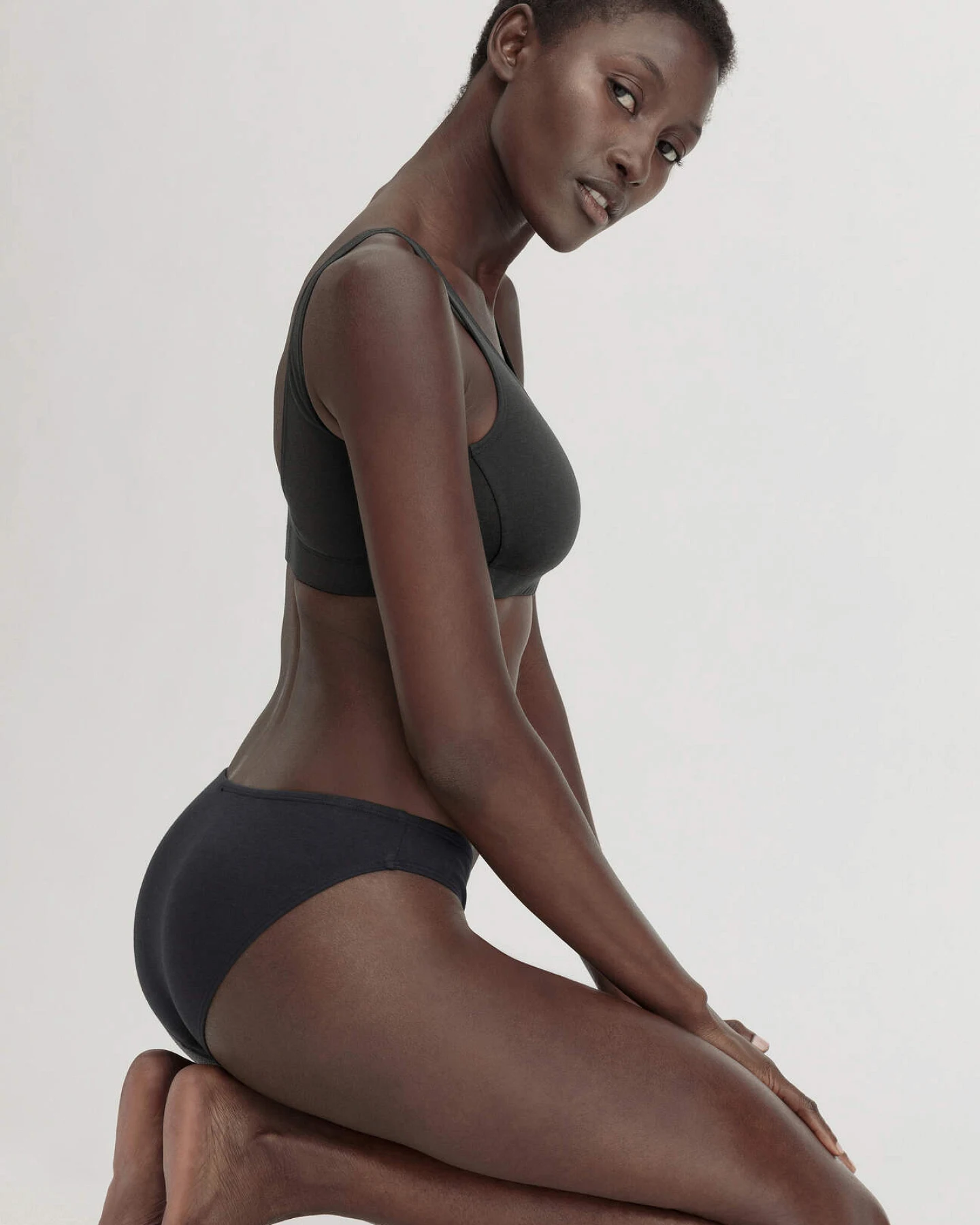 hessnatur Damen Slip Regular Cut COTTON FEEL aus Bio-Baumwolle - schwarz - Größe 42 – Ansicht 2