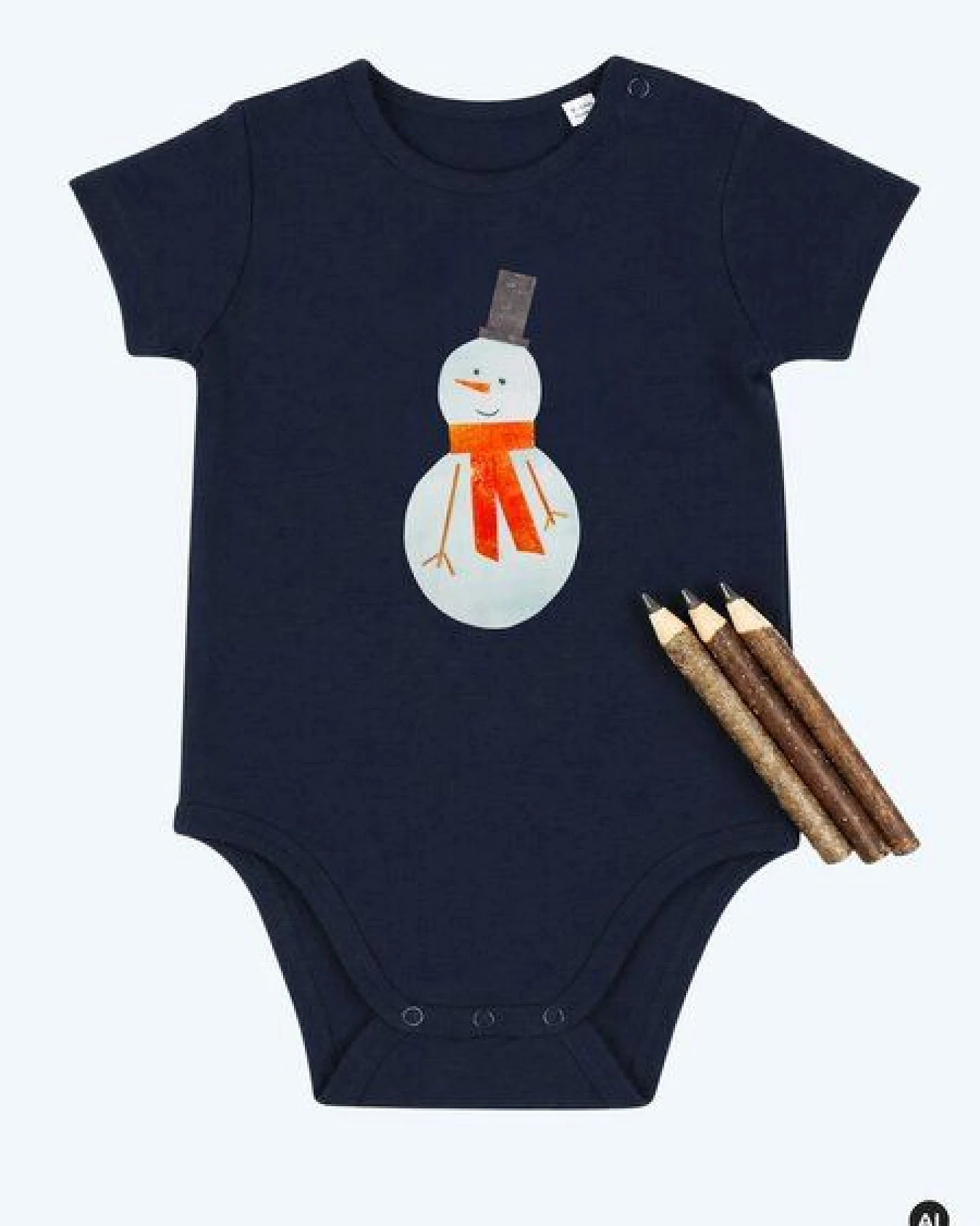 MELAdi Kinder Baby-Body aus Biobaumwolle - Schneemann auf Navy Blue – Ansicht 2