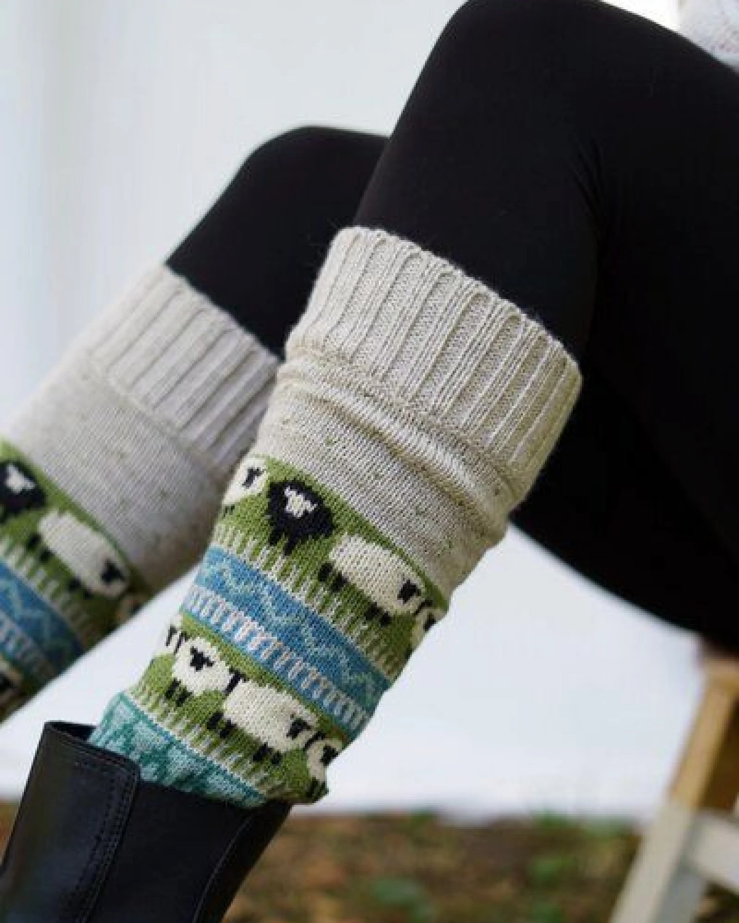 Haus of Namaste Handgefertigte Beinstulpen aus Lammwolle im Fair-Isle-Muster – Ansicht 3