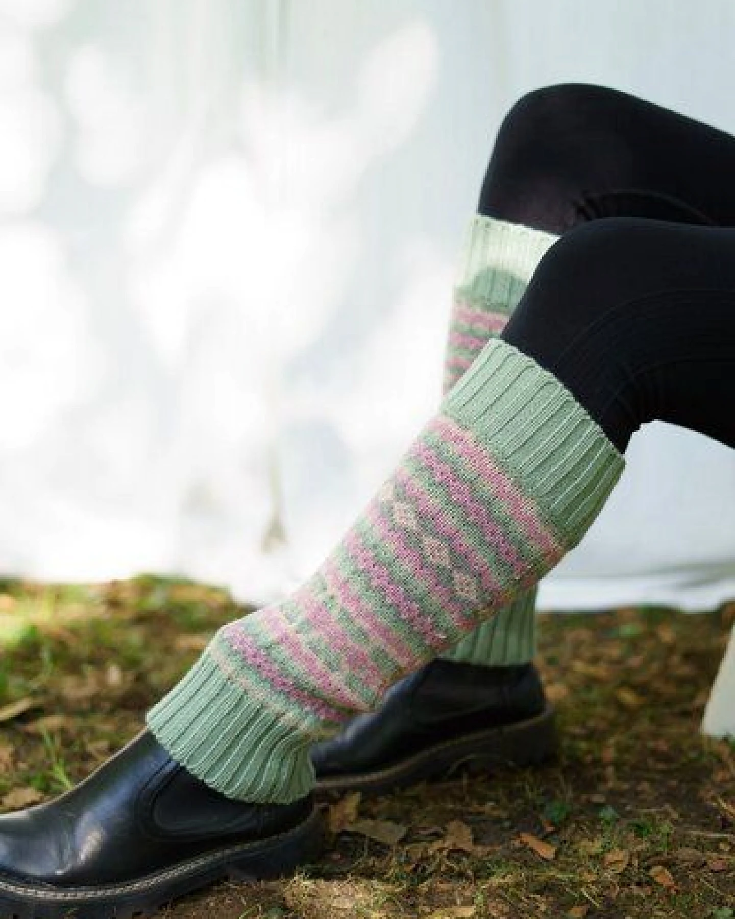 Haus of Namaste Handgefertigte Beinstulpen aus Lammwolle im Fair-Isle-Muster – Ansicht 2