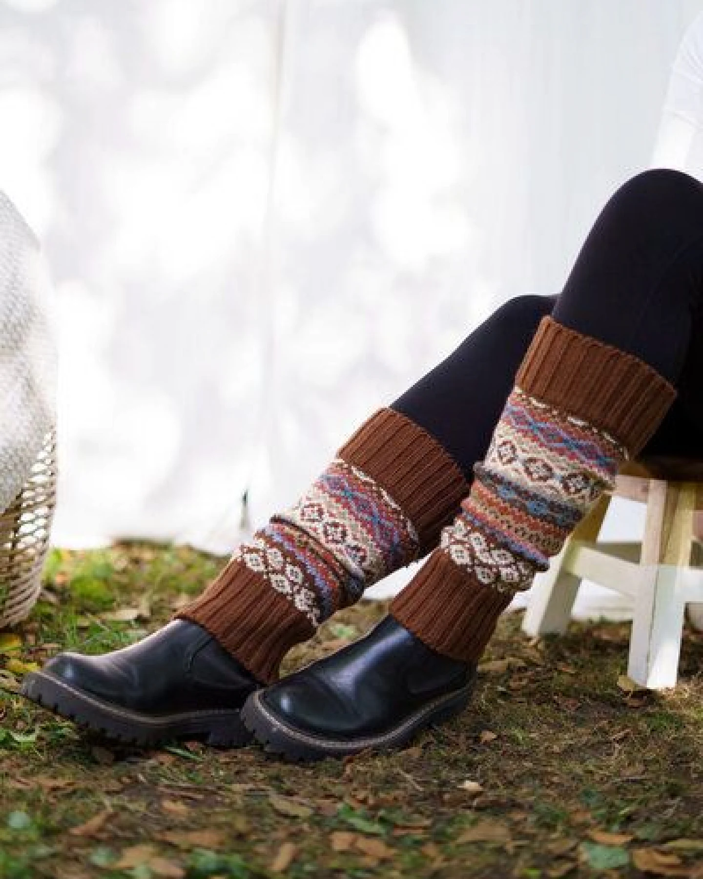 Haus of Namaste Handgefertigte Beinstulpen aus Lammwolle im Fair-Isle-Muster – Ansicht 2