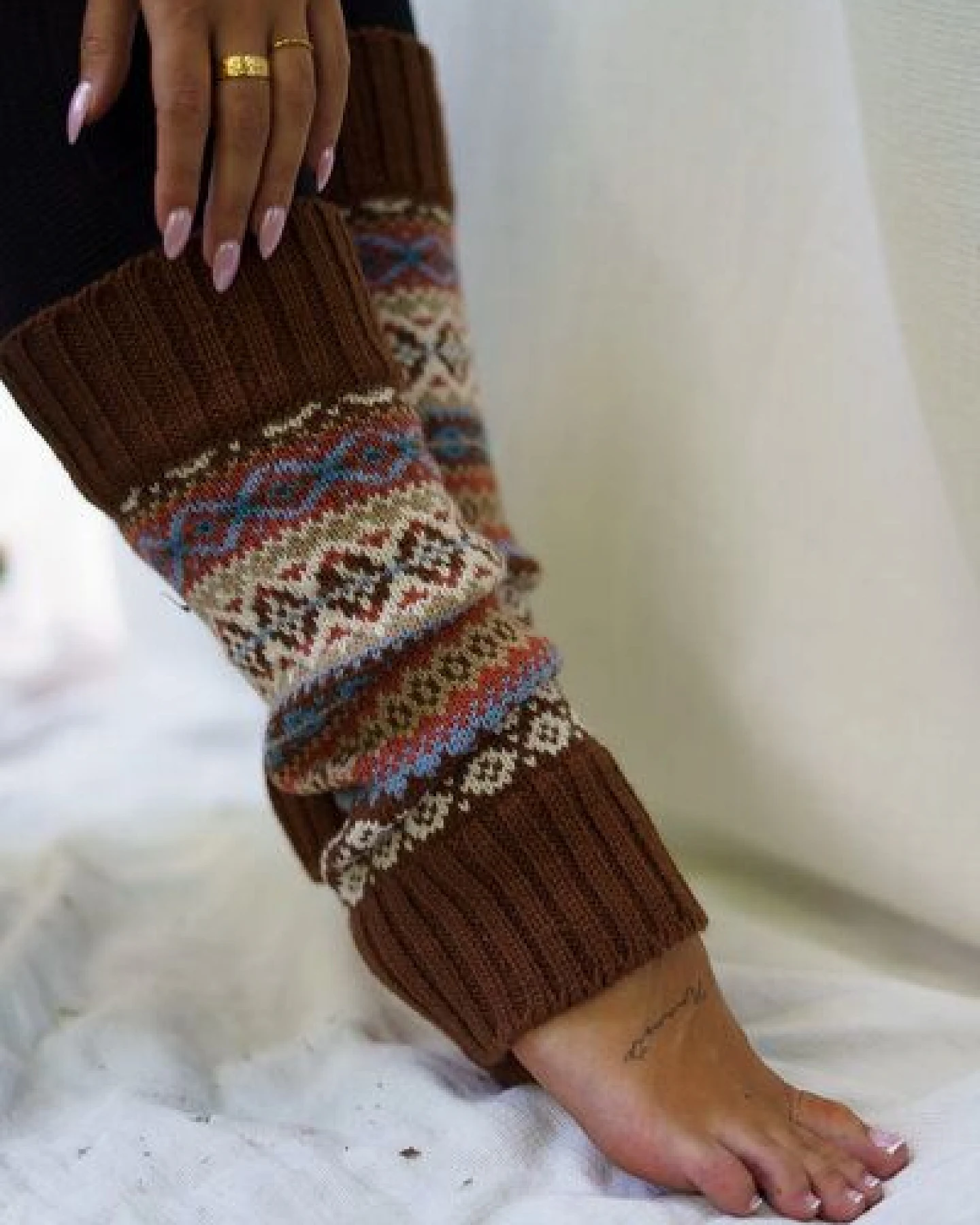 Haus of Namaste Handgefertigte Beinstulpen aus Lammwolle im Fair-Isle-Muster – Ansicht 3