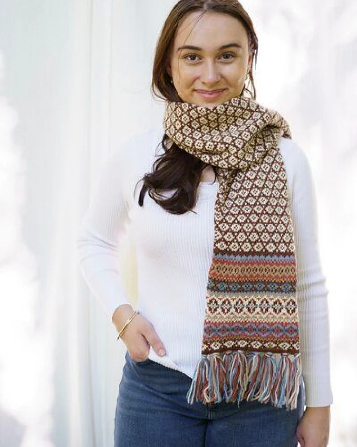 Haus of Namaste Handgefertigter Fair-Isle-Schal aus 100 % Lammwolle: Karamellbrauner Winterschal
