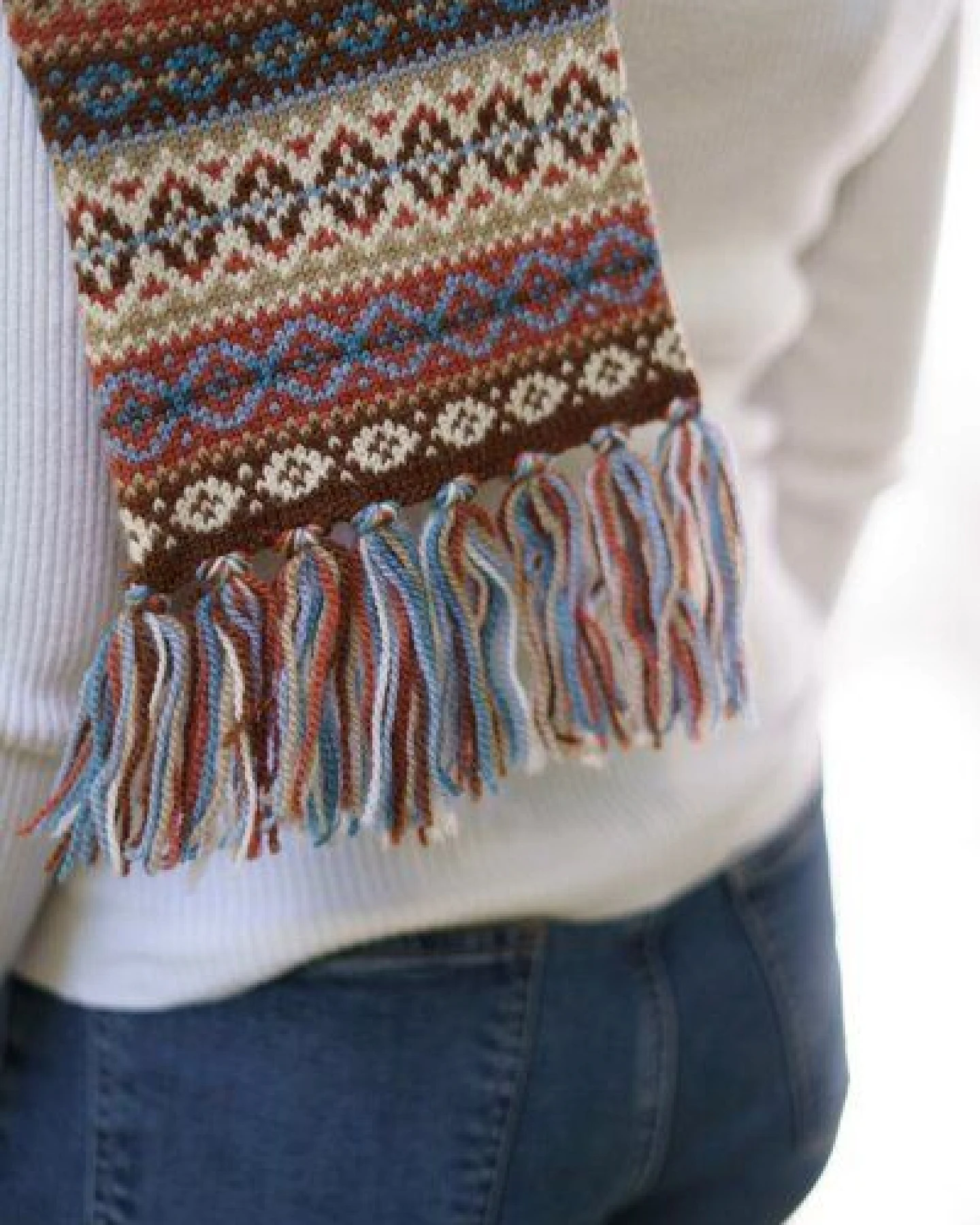 Haus of Namaste Handgefertigter Fair-Isle-Schal aus 100 % Lammwolle: Karamellbrauner Winterschal – Ansicht 2