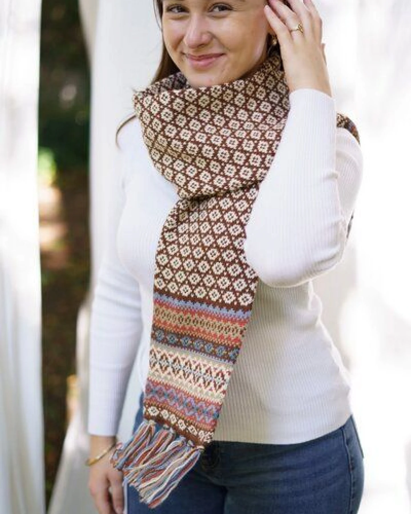 Haus of Namaste Handgefertigter Fair-Isle-Schal aus 100 % Lammwolle: Karamellbrauner Winterschal – Ansicht 3