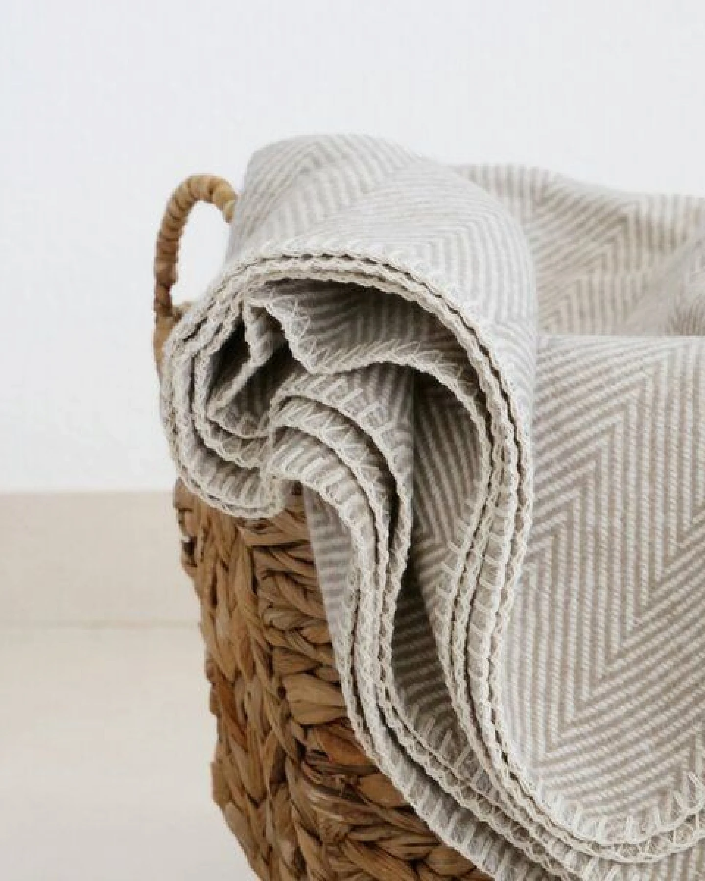 RIEMA Germany leichte Kuscheldecke FINN aus Bio-Baumwolle – weich und kuschelig, Fischgrät Wolldecke Made in Germany – Ansicht 2
