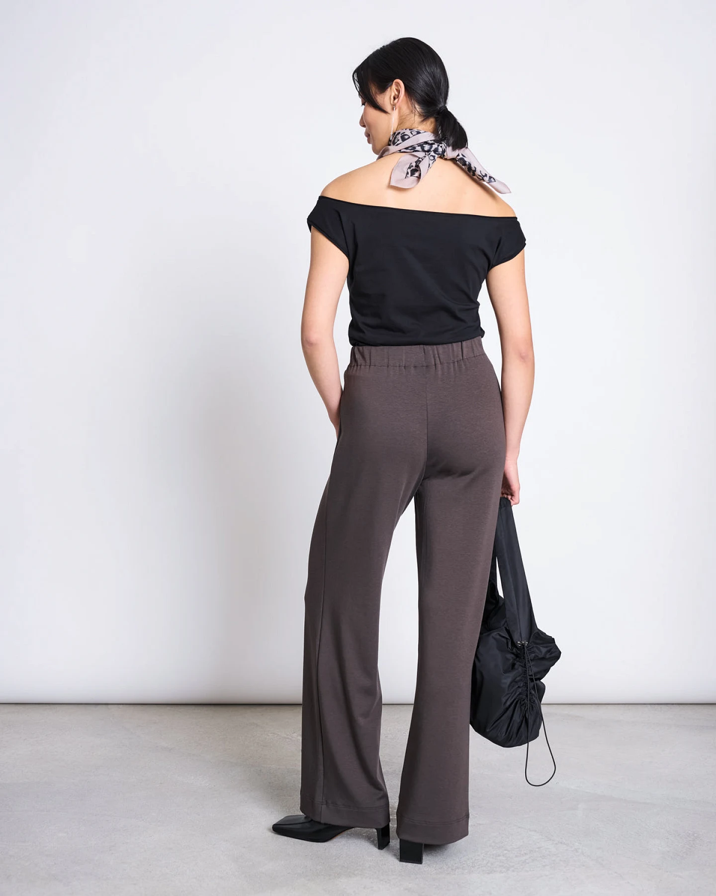 JAN N JUNE Damen vegan Hose Wide Kiso Schlammbraun – Ansicht 2