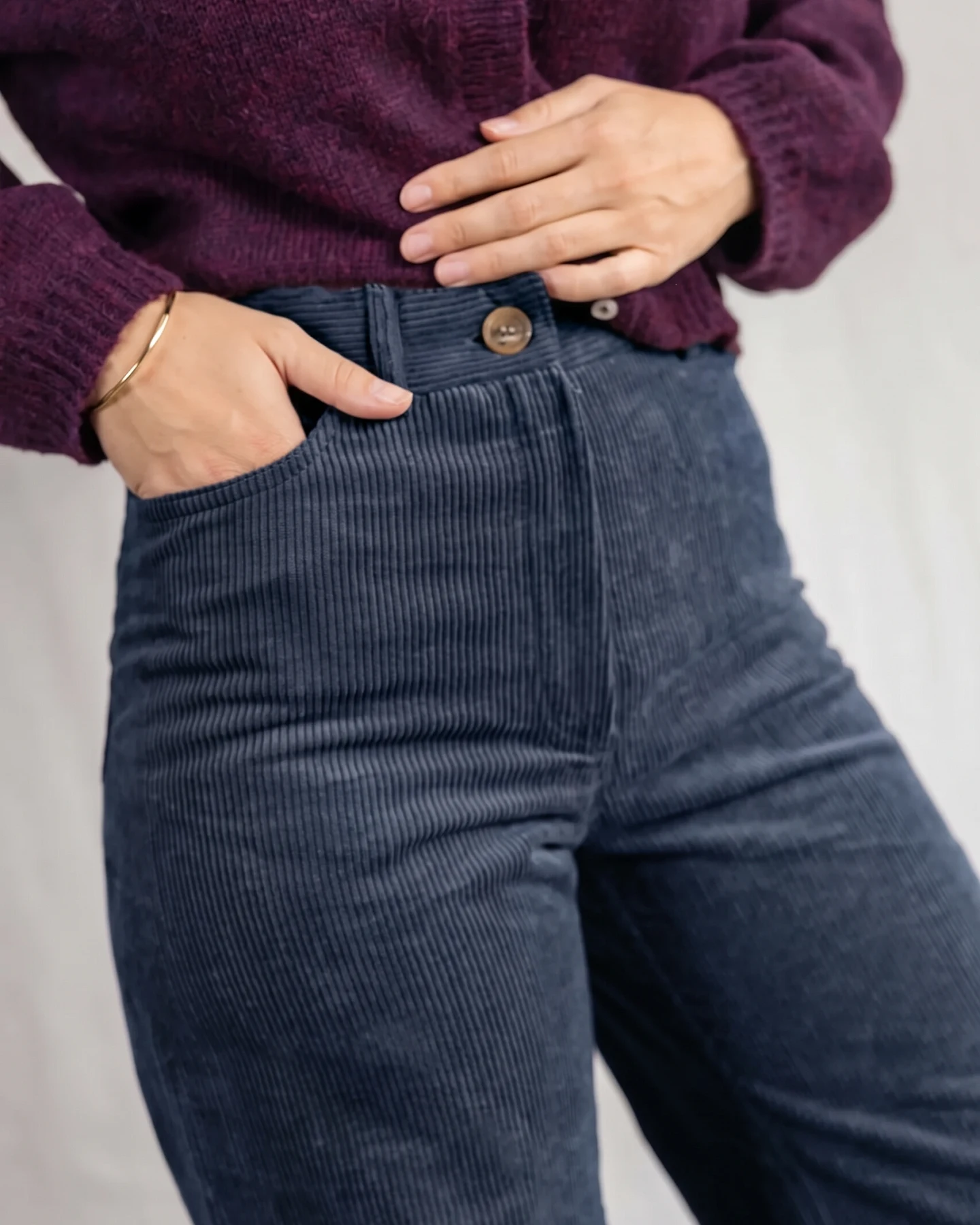 Jyoti - Fair Works Damen vegan Hose Tushar Midnight Blue – Ansicht 2