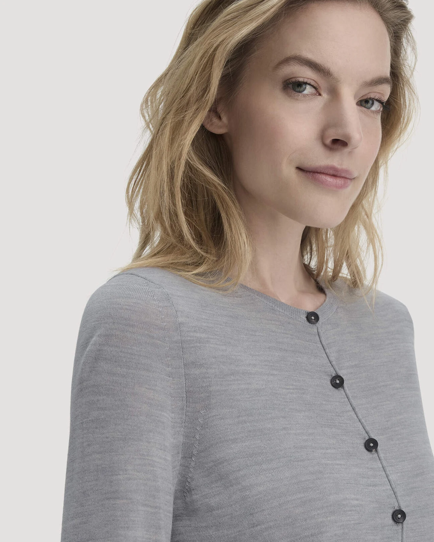 hessnatur Damen Strick Jacke Regular aus Bio-Merinowolle - grau - Größe XXL – Ansicht 4