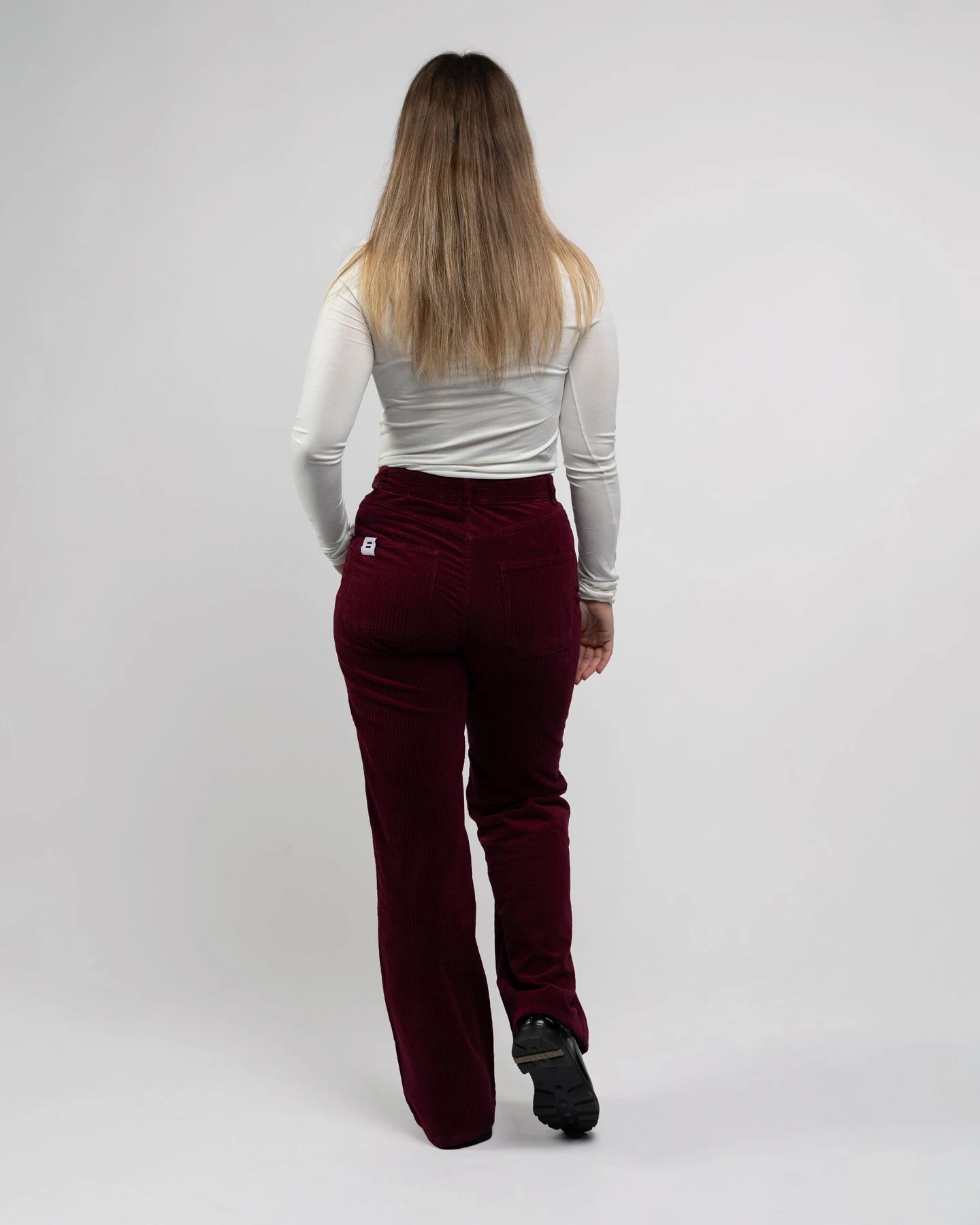 Côtelé Damen vegan Flare-Hose In Pflaumenviolett – Ansicht 2