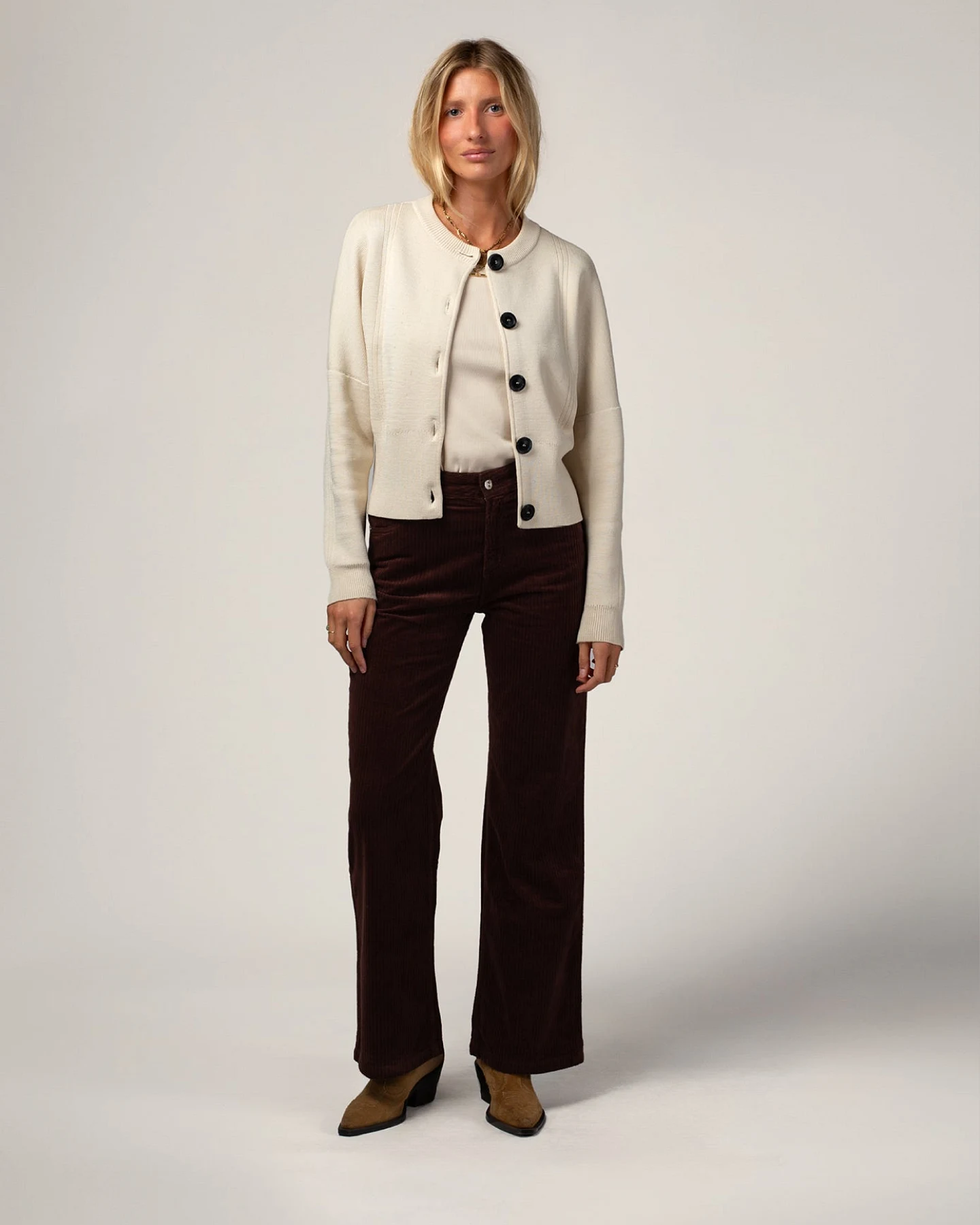 Côtelé Damen vegan Flare Hose Schokoladenbraun – Ansicht 2