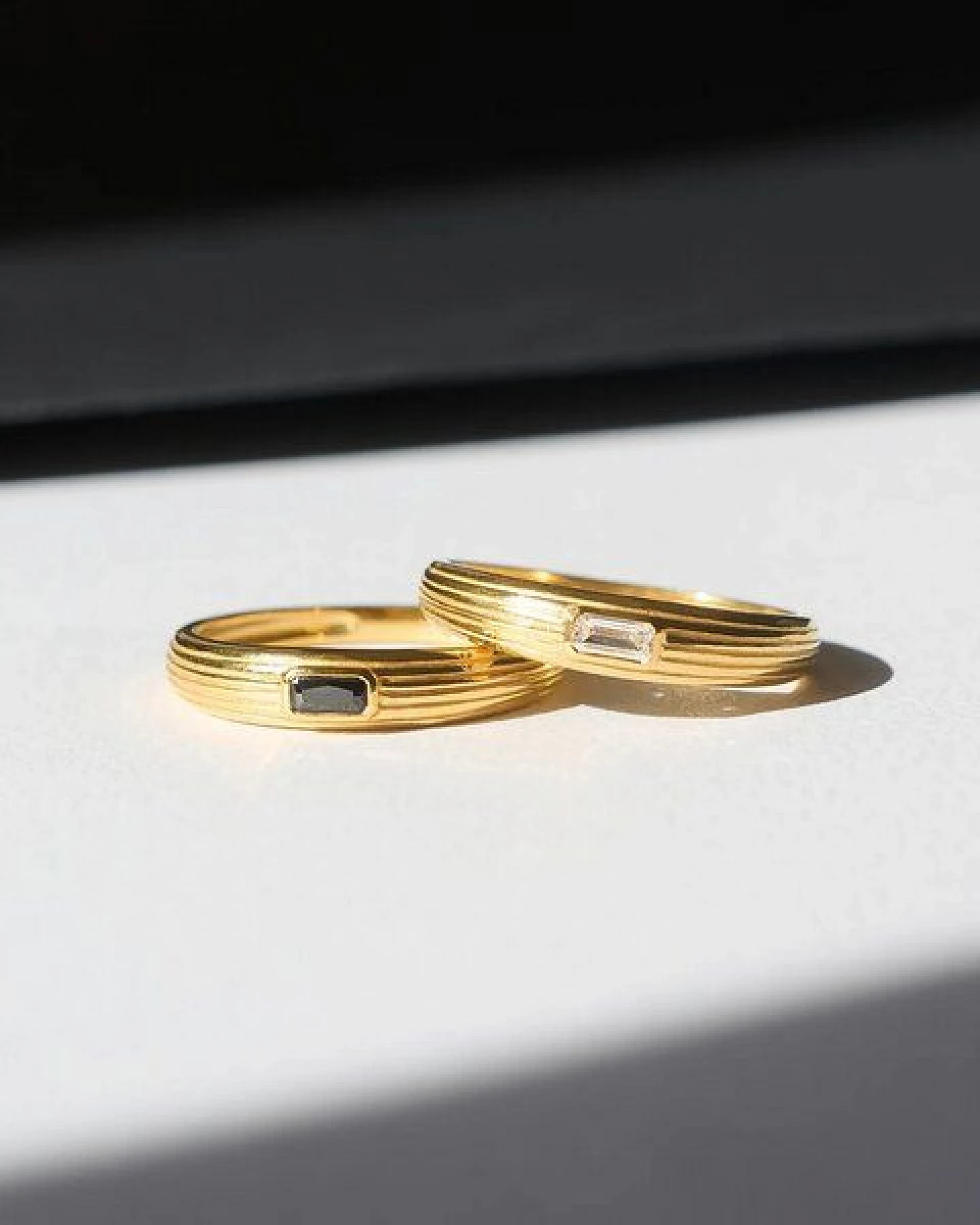fejn jewelry Ring 'black riffle' - geriffelt mit schwarzem Zirkonia – Ansicht 3