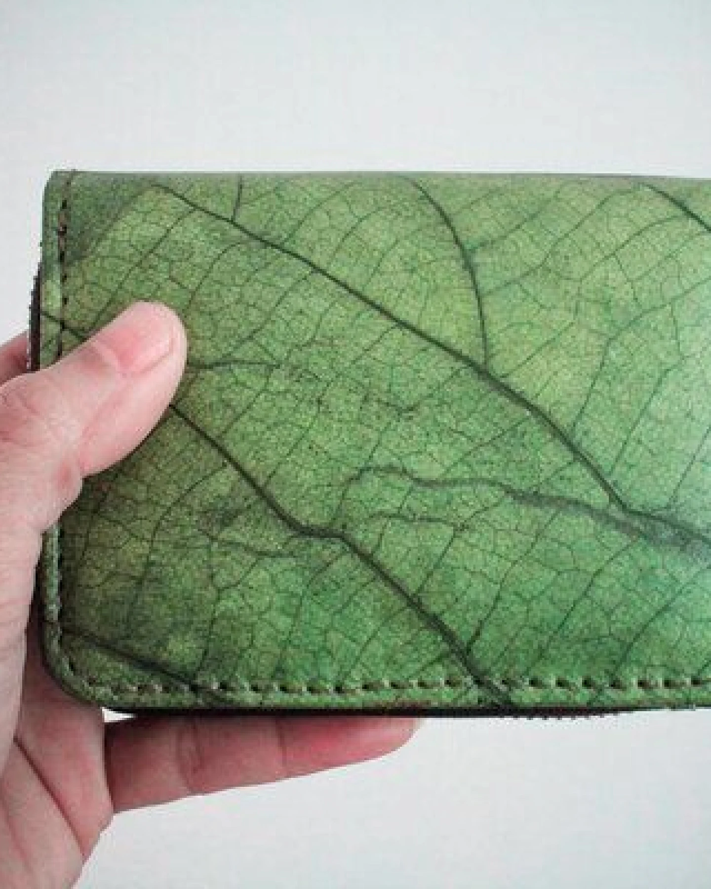 BY COPALA Portemonnaie aus recycelten Blättern mit Zipper – vegan – Ansicht 3