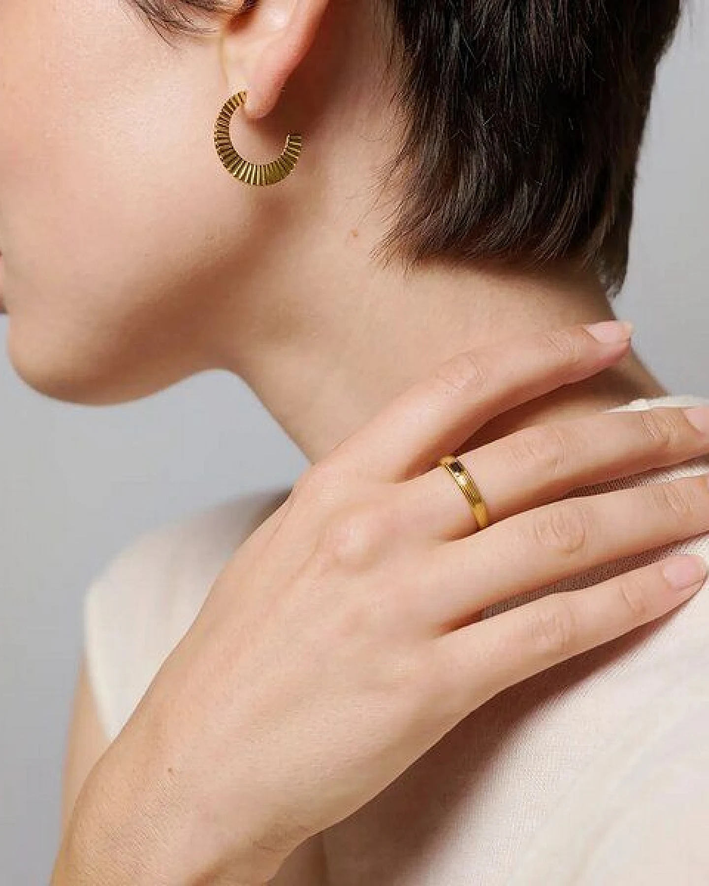 fejn jewelry Ring 'black riffle' - geriffelt mit schwarzem Zirkonia – Ansicht 2