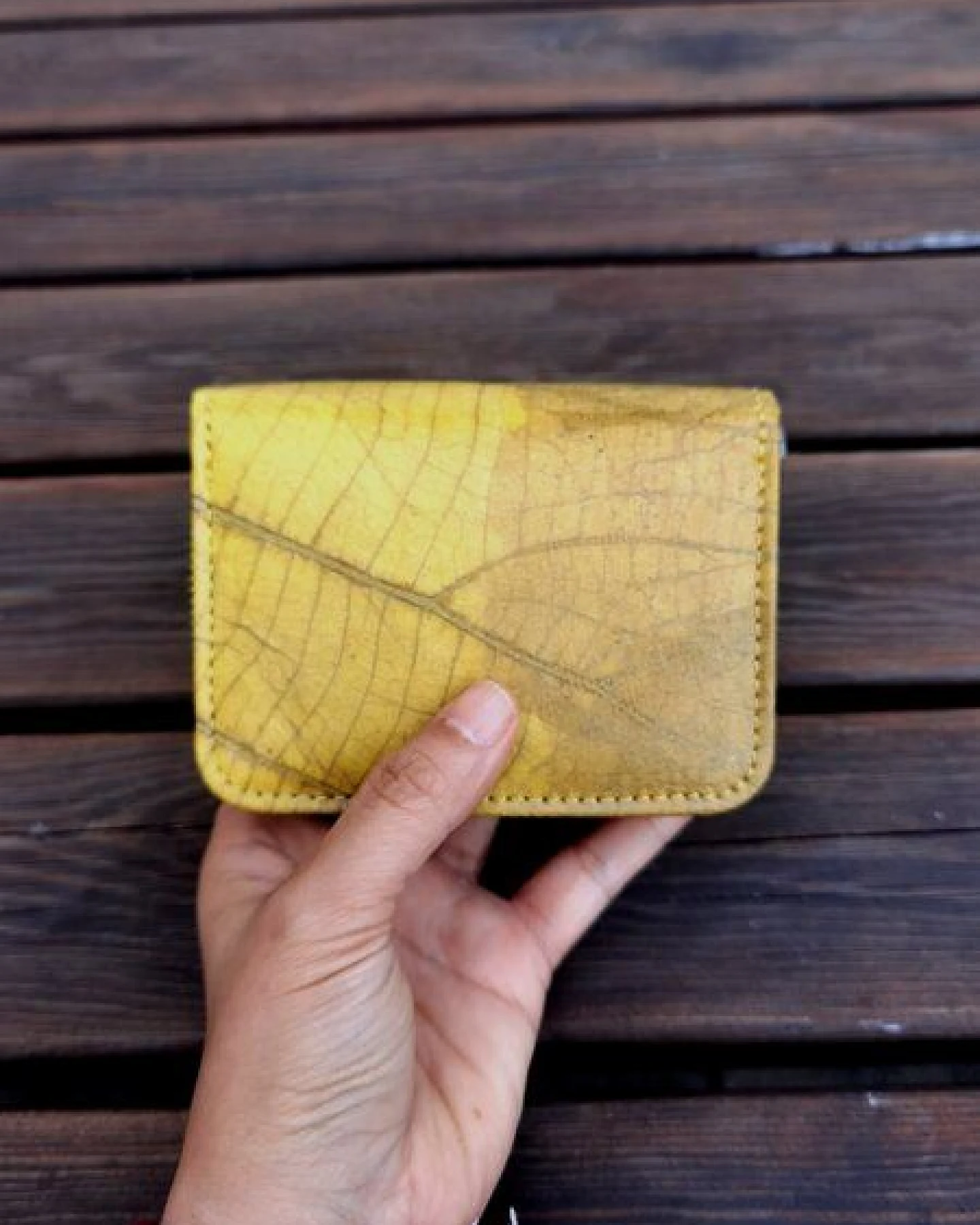 BY COPALA Portemonnaie aus recycelten Blättern mit Zipper – vegan – Ansicht 3