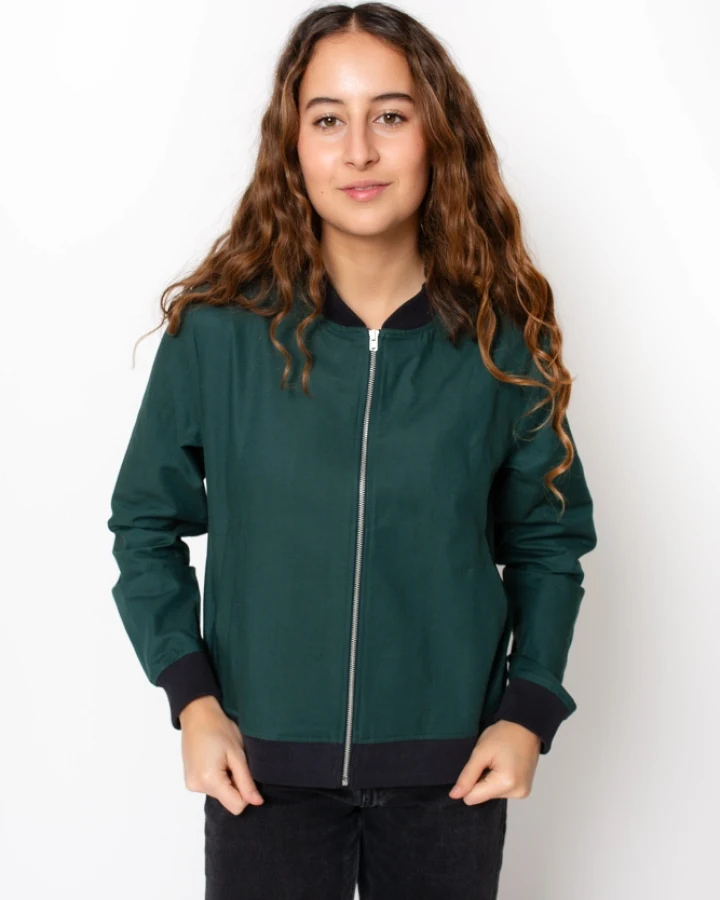 Produktseite: Ecovero Collegejacke Modell: Marry