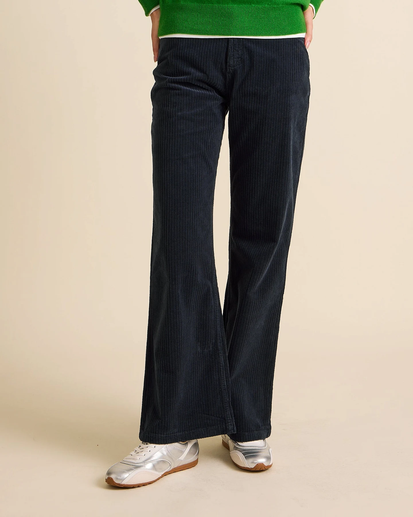 Côtelé Damen vegan Flare-Hose In Marineblau – Ansicht 2