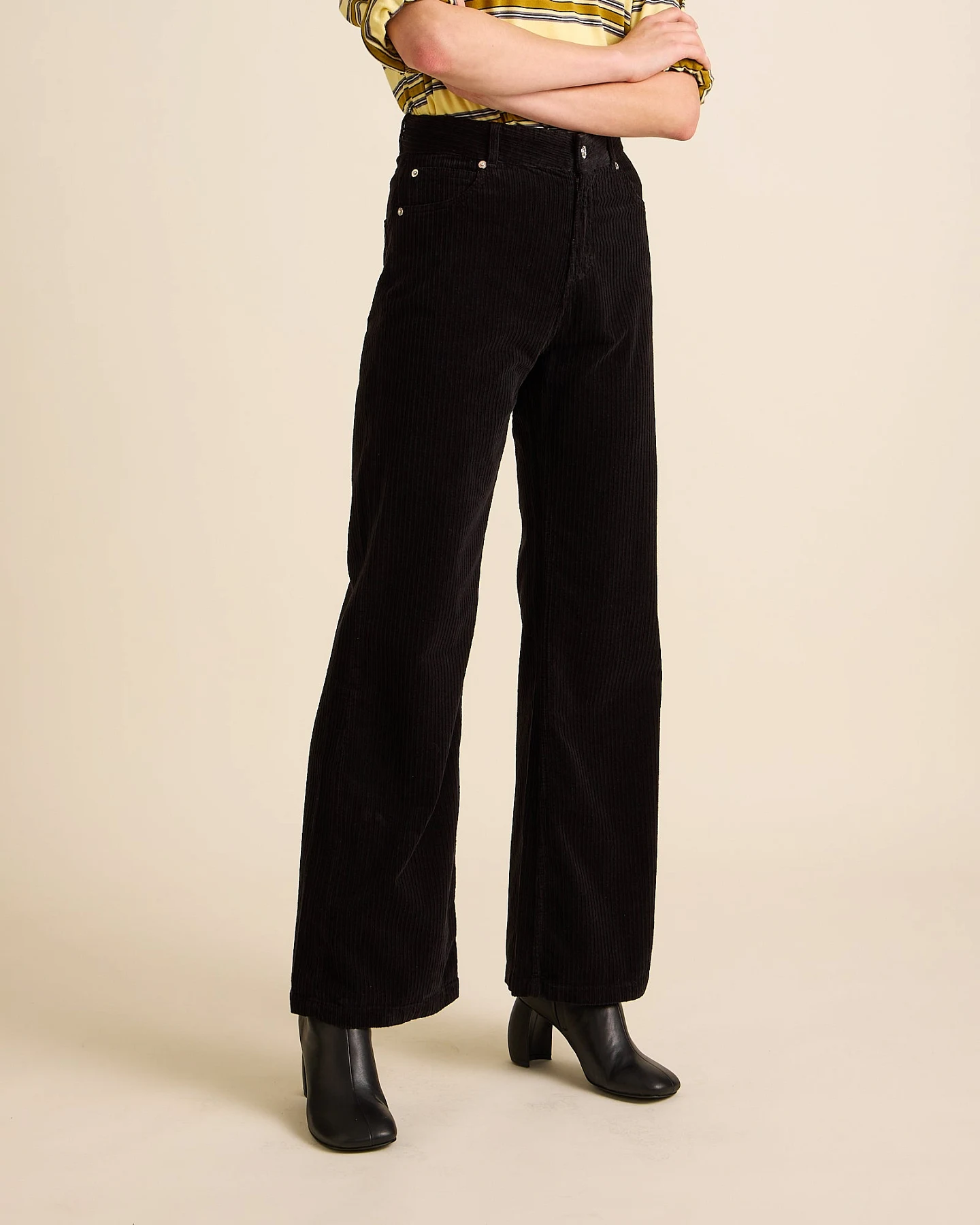 Côtelé Damen vegan Flare Hose Schwarz – Ansicht 2